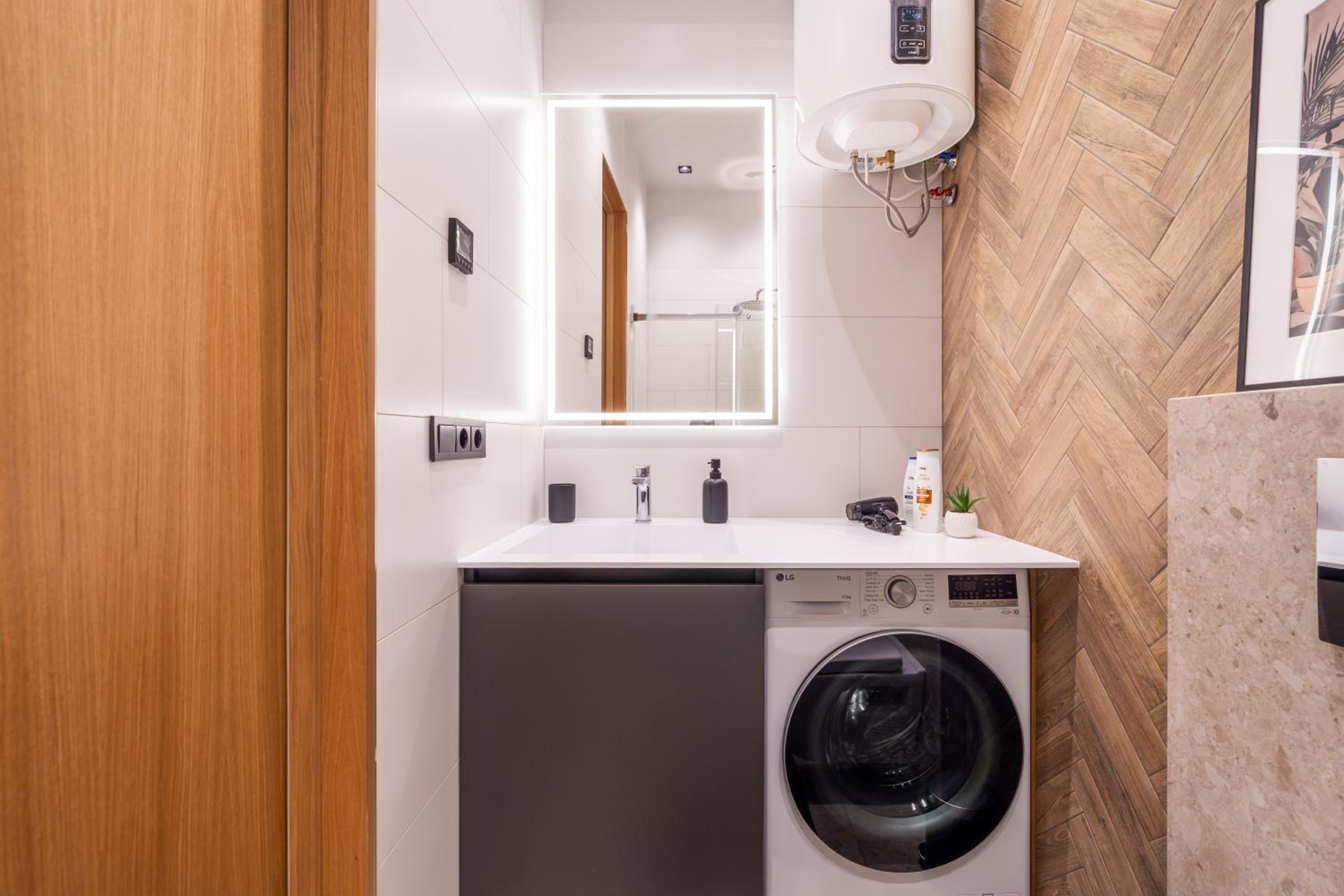 Stylish family 1 BR with working desk by Park and Top Restaurants