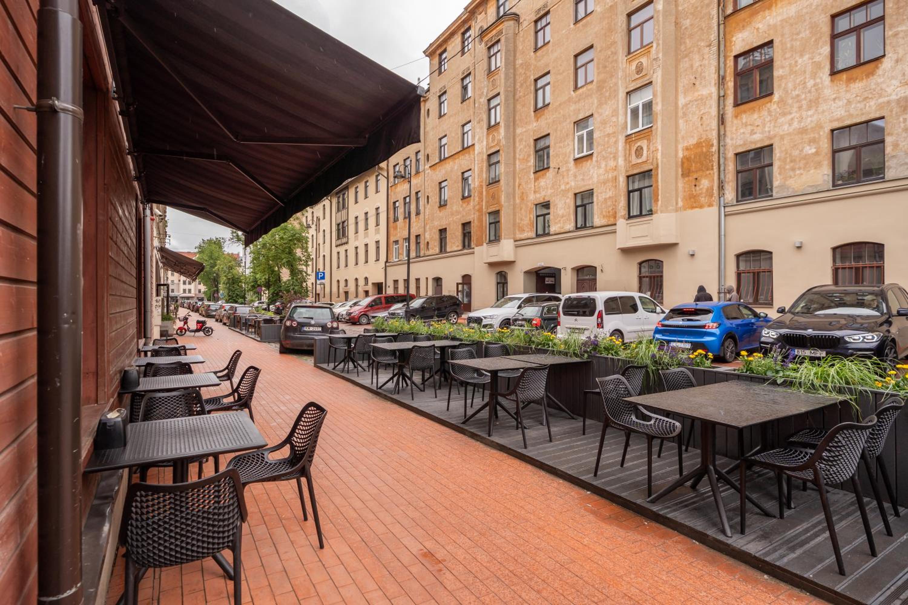Stylish family 1 BR with working desk by Park and Top Restaurants
