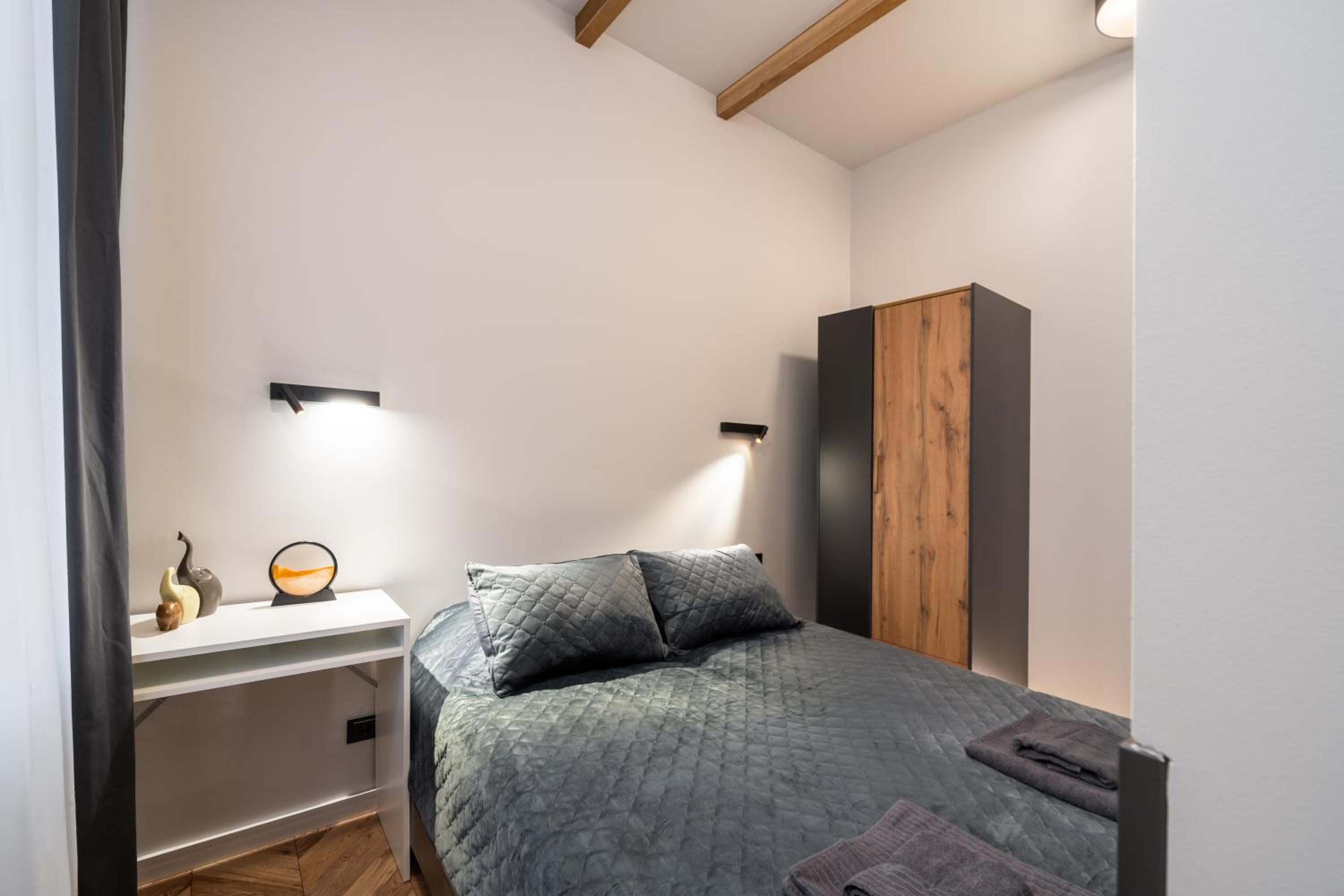 Stylish family 1 BR with working desk by Park and Top Restaurants