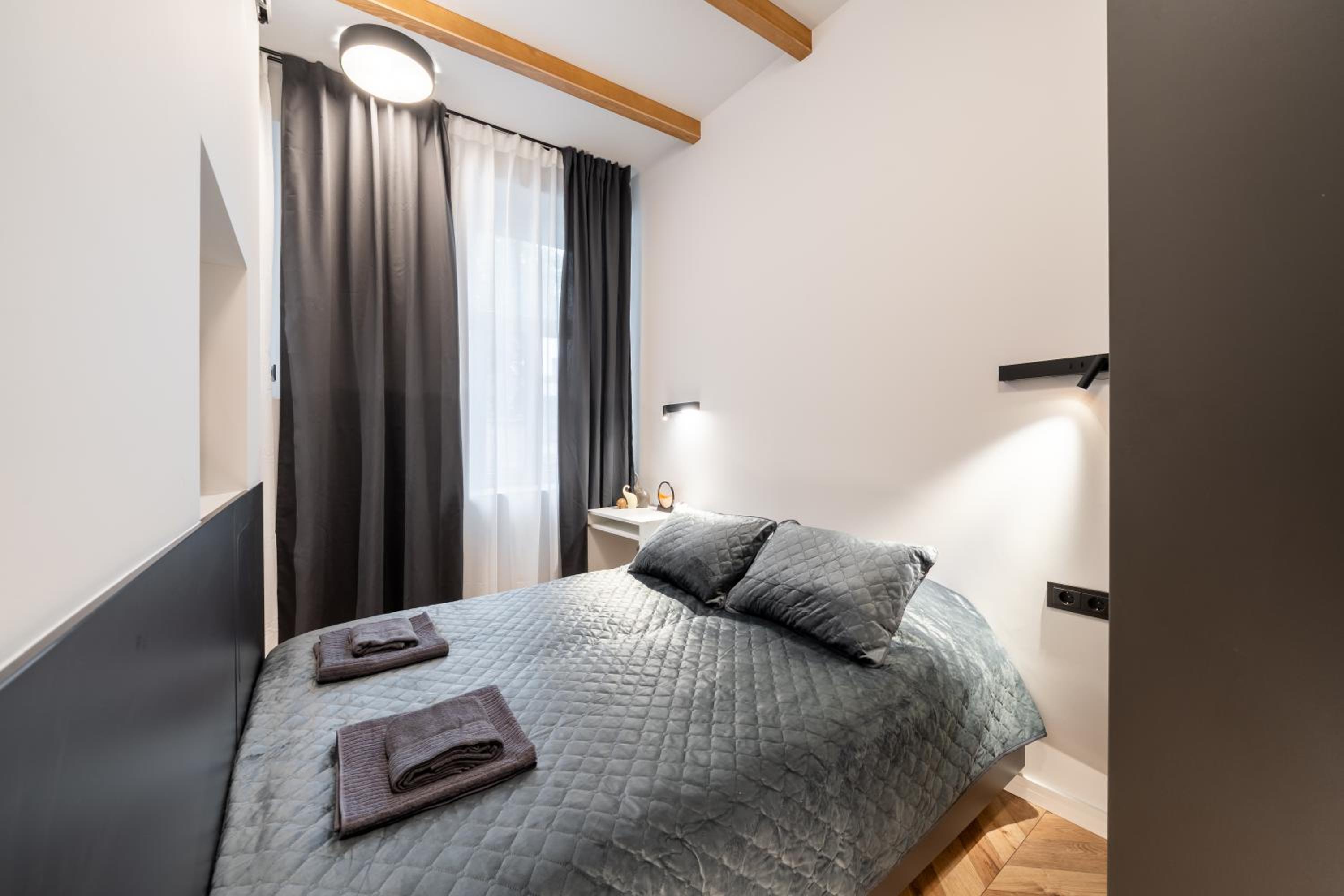 Stylish family 1 BR with working desk by Park and Top Restaurants