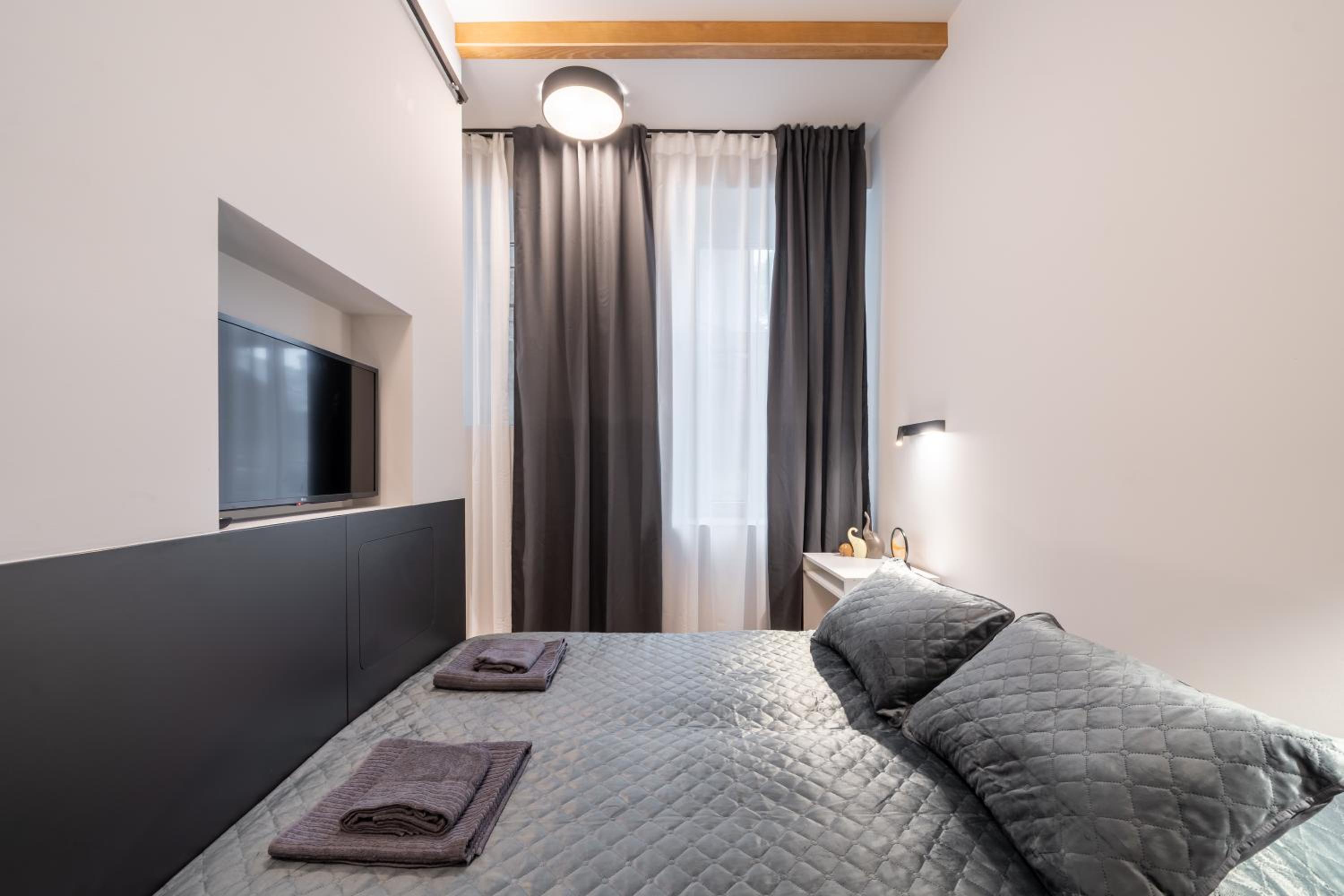 Stylish family 1 BR with working desk by Park and Top Restaurants