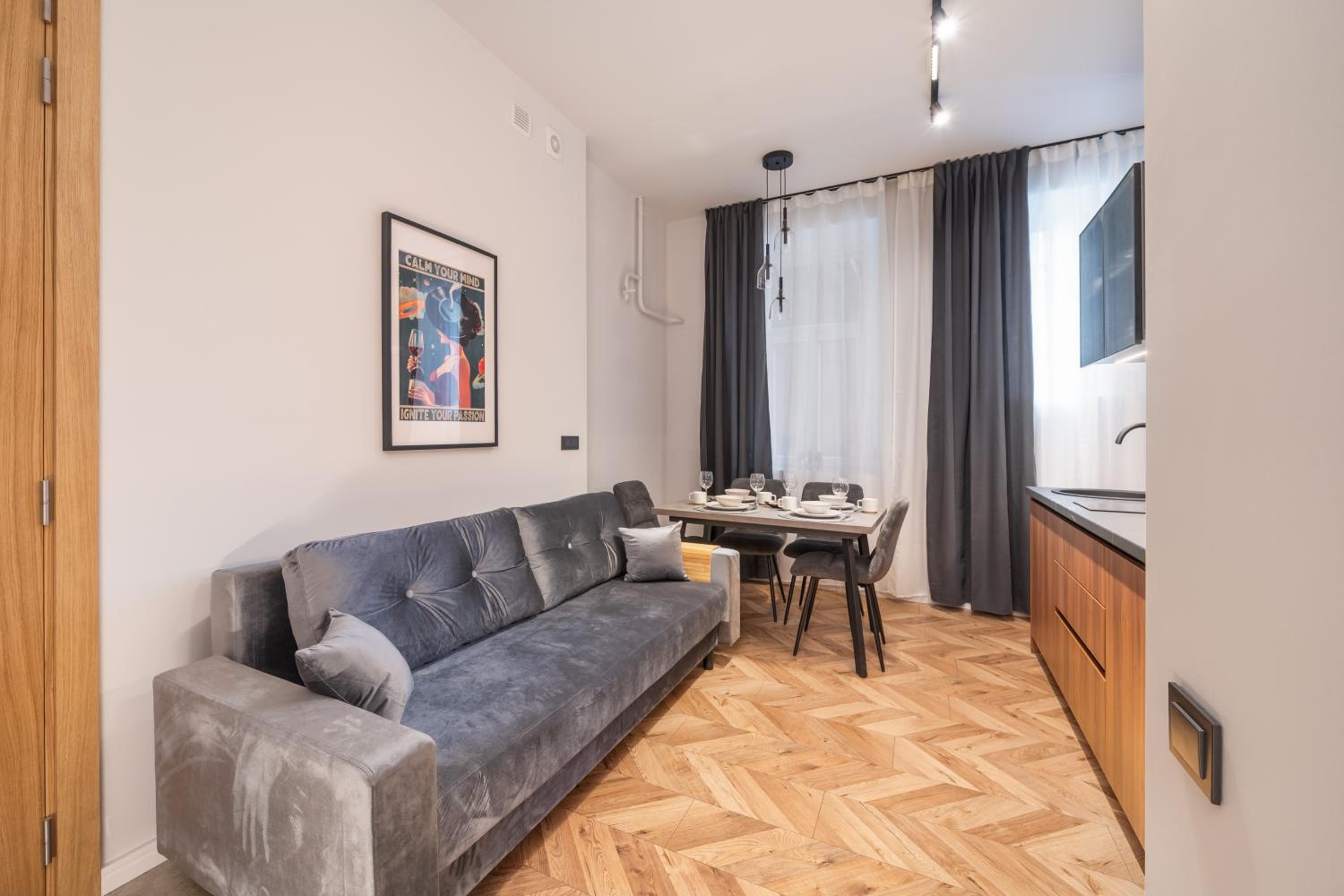 Stylish family 1 BR with working desk by Park and Top Restaurants