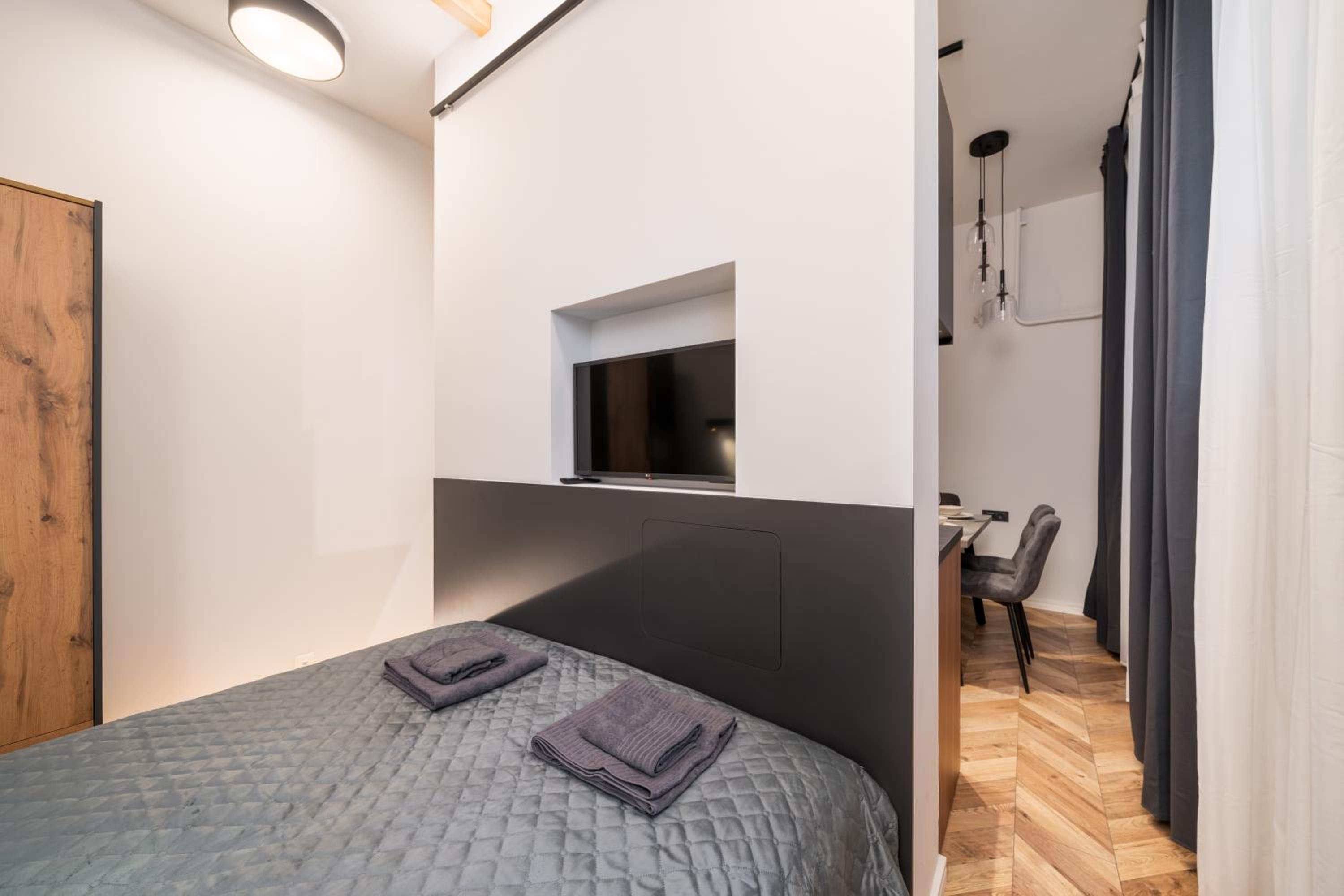Stylish family 1 BR with working desk by Park and Top Restaurants