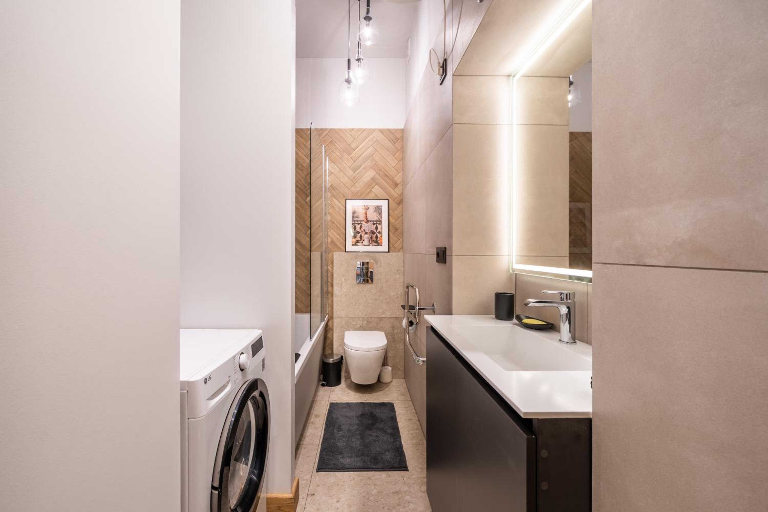 Stylish family 1 BR with working desk by Park and Top Restaurants