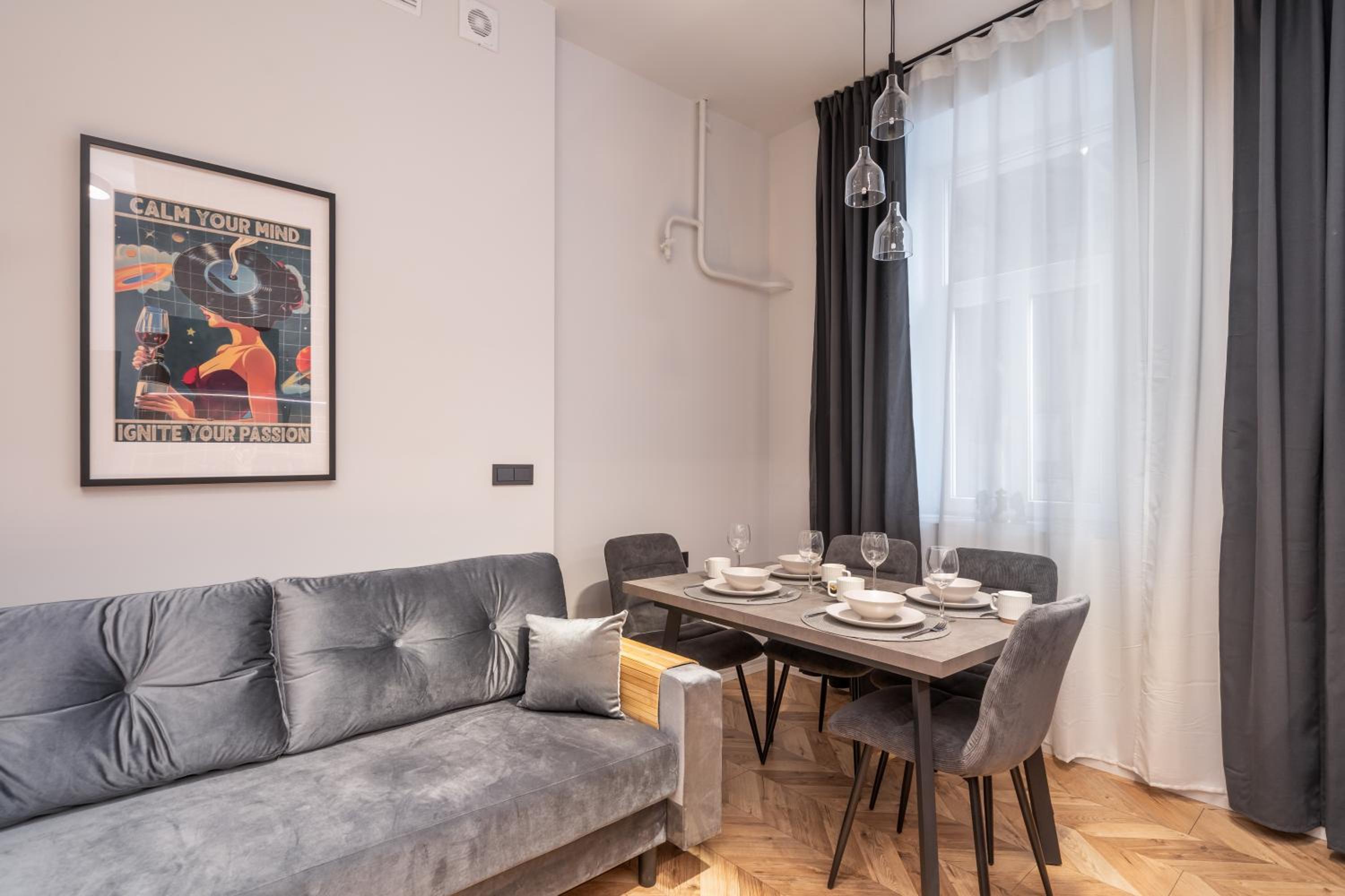 Stylish family 1 BR with working desk by Park and Top Restaurants