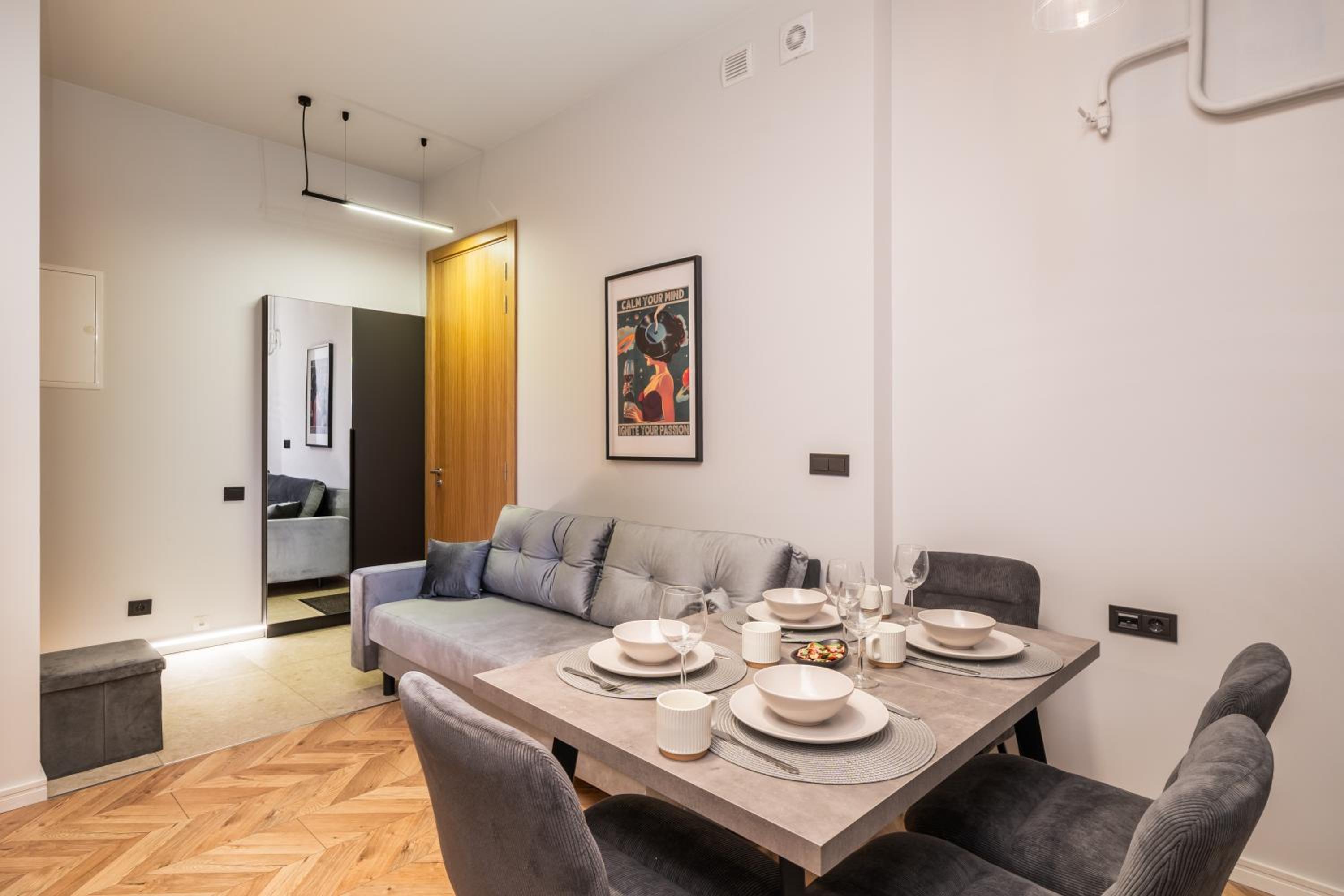 Stylish family 1 BR with working desk by Park and Top Restaurants
