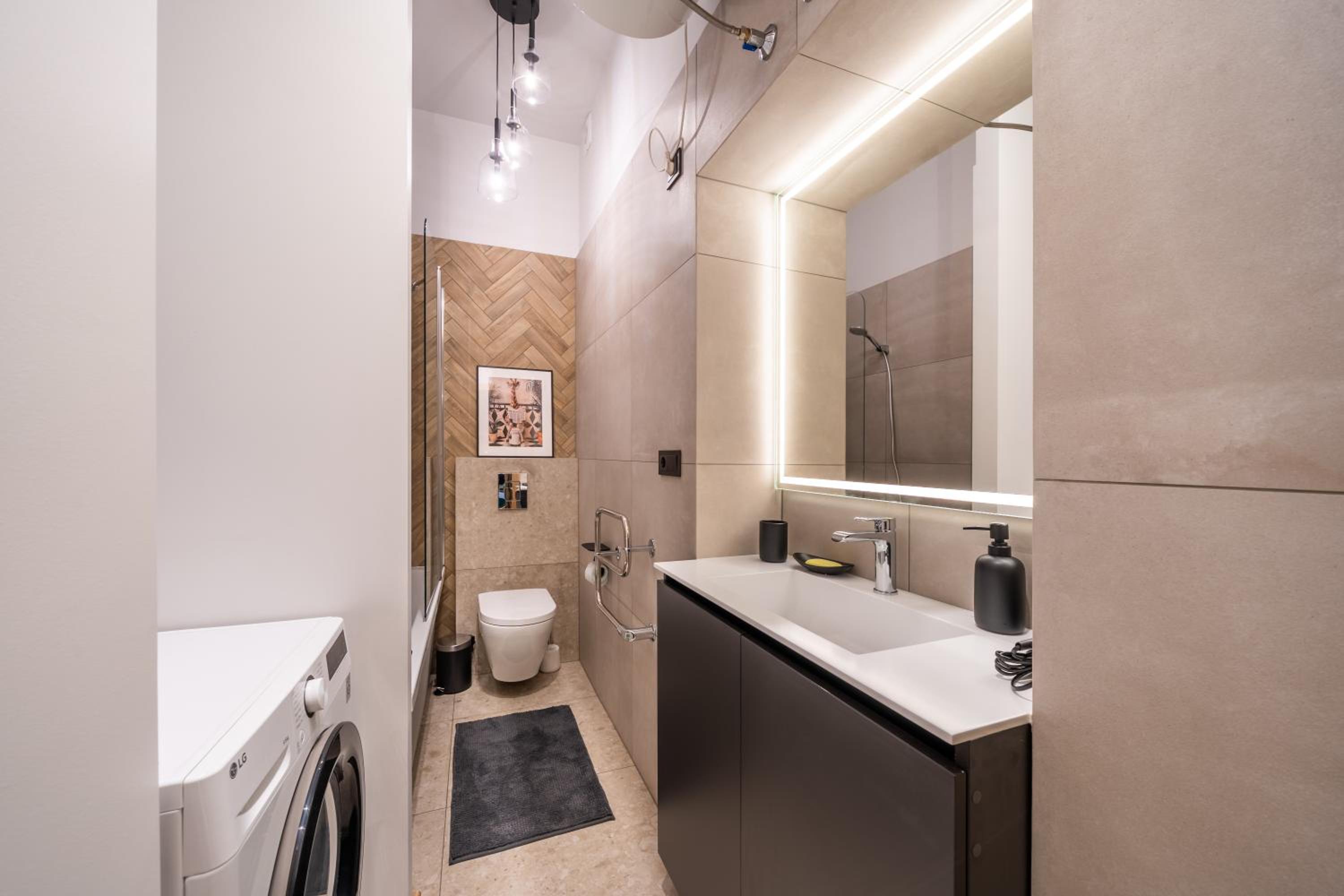 Stylish family 1 BR with working desk by Park and Top Restaurants
