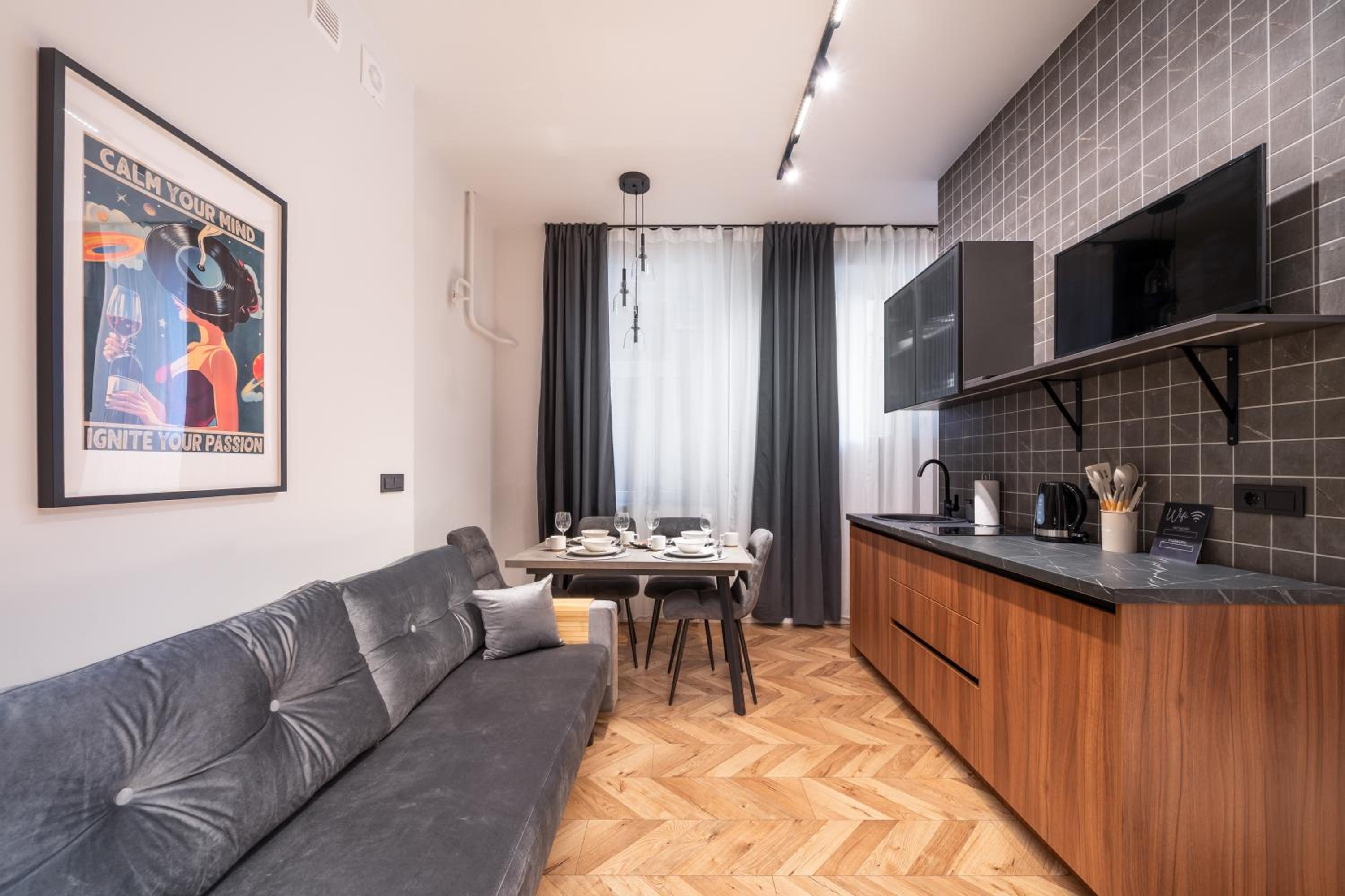 Stylish family 1 BR with working desk by Park and Top Restaurants