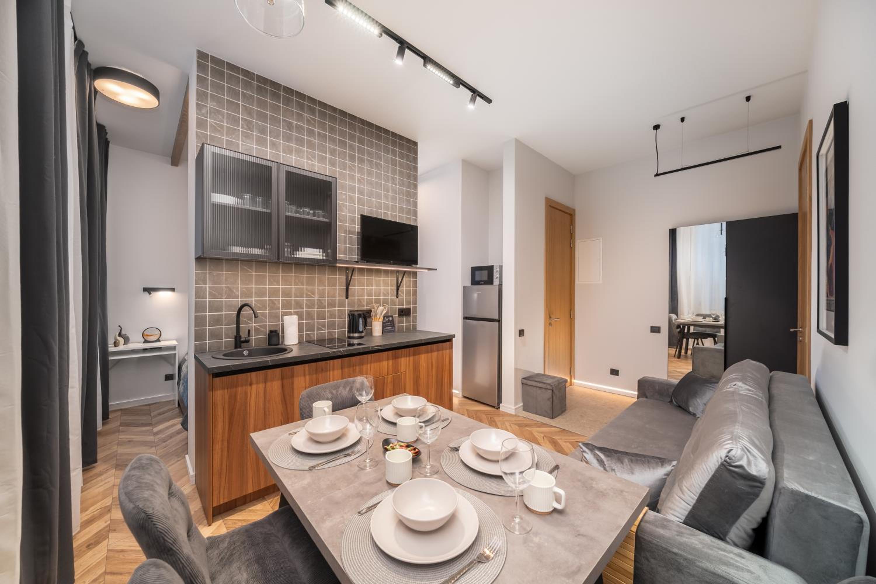 Stylish family 1 BR with working desk by Park and Top Restaurants