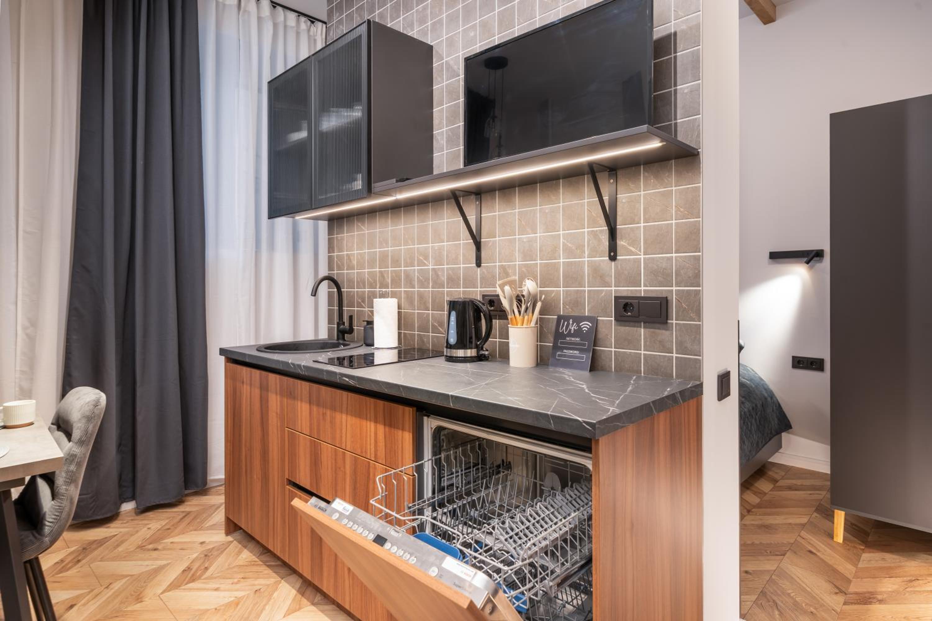 Stylish family 1 BR with working desk by Park and Top Restaurants