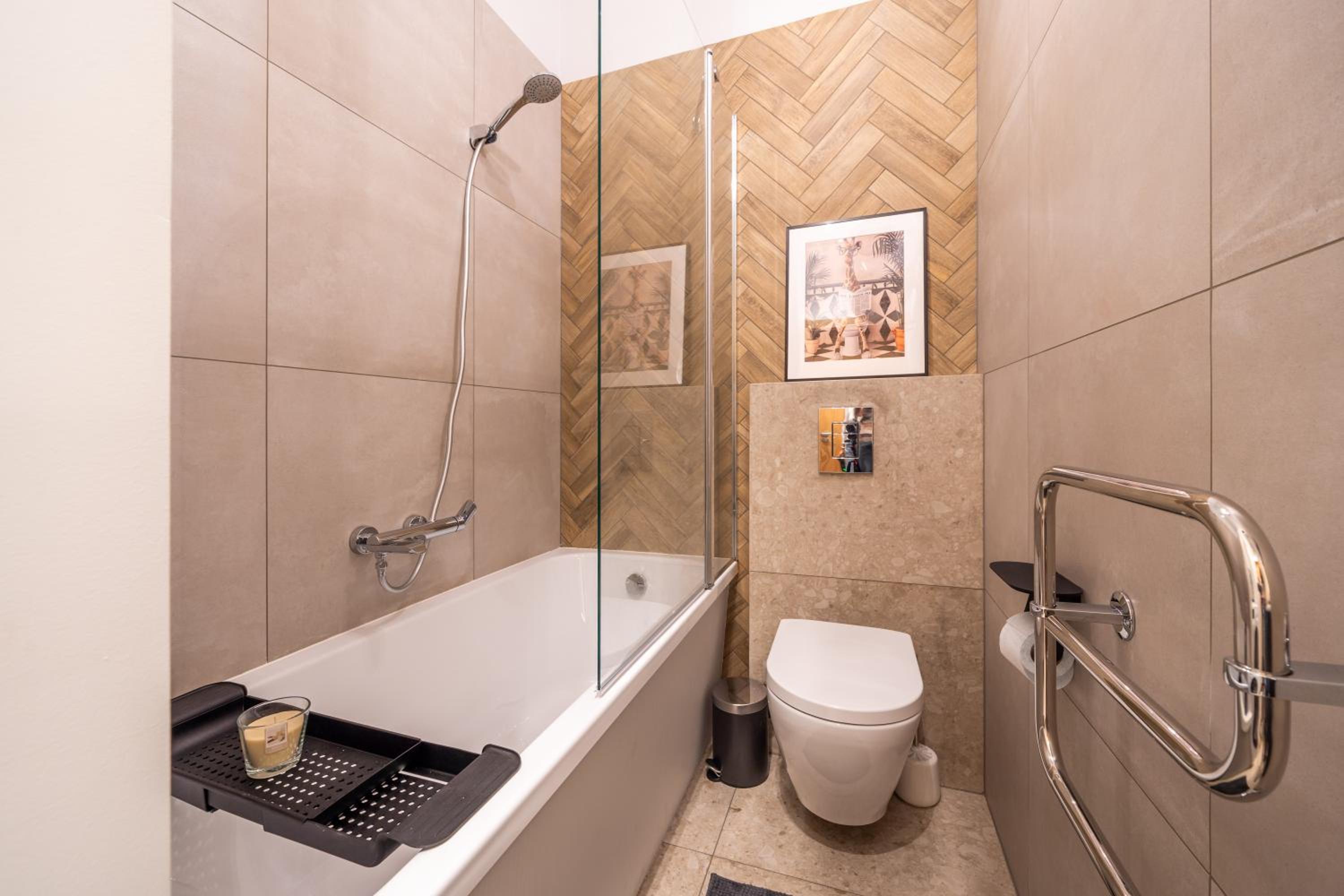 Stylish family 1 BR with working desk by Park and Top Restaurants