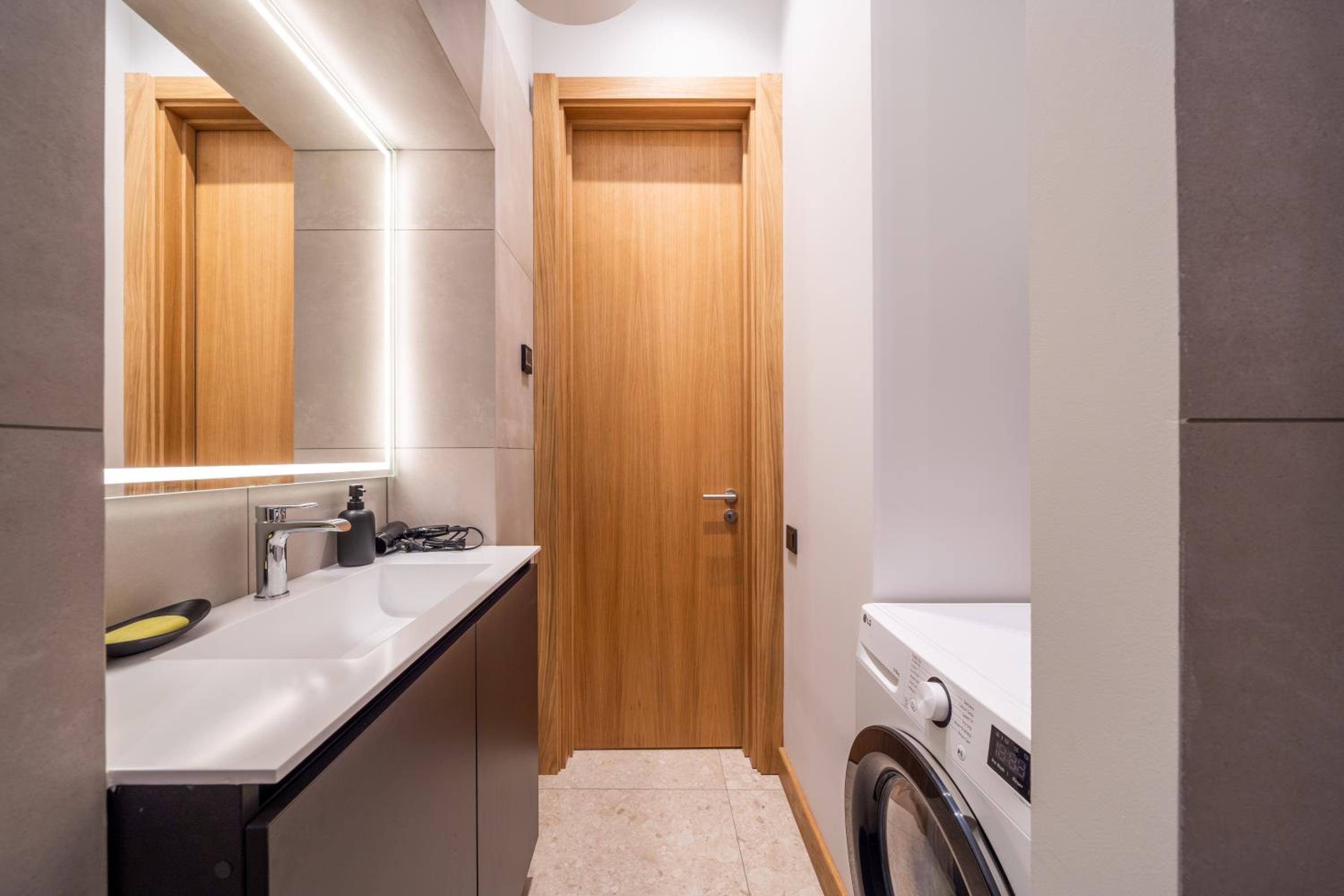 Stylish family 1 BR with working desk by Park and Top Restaurants