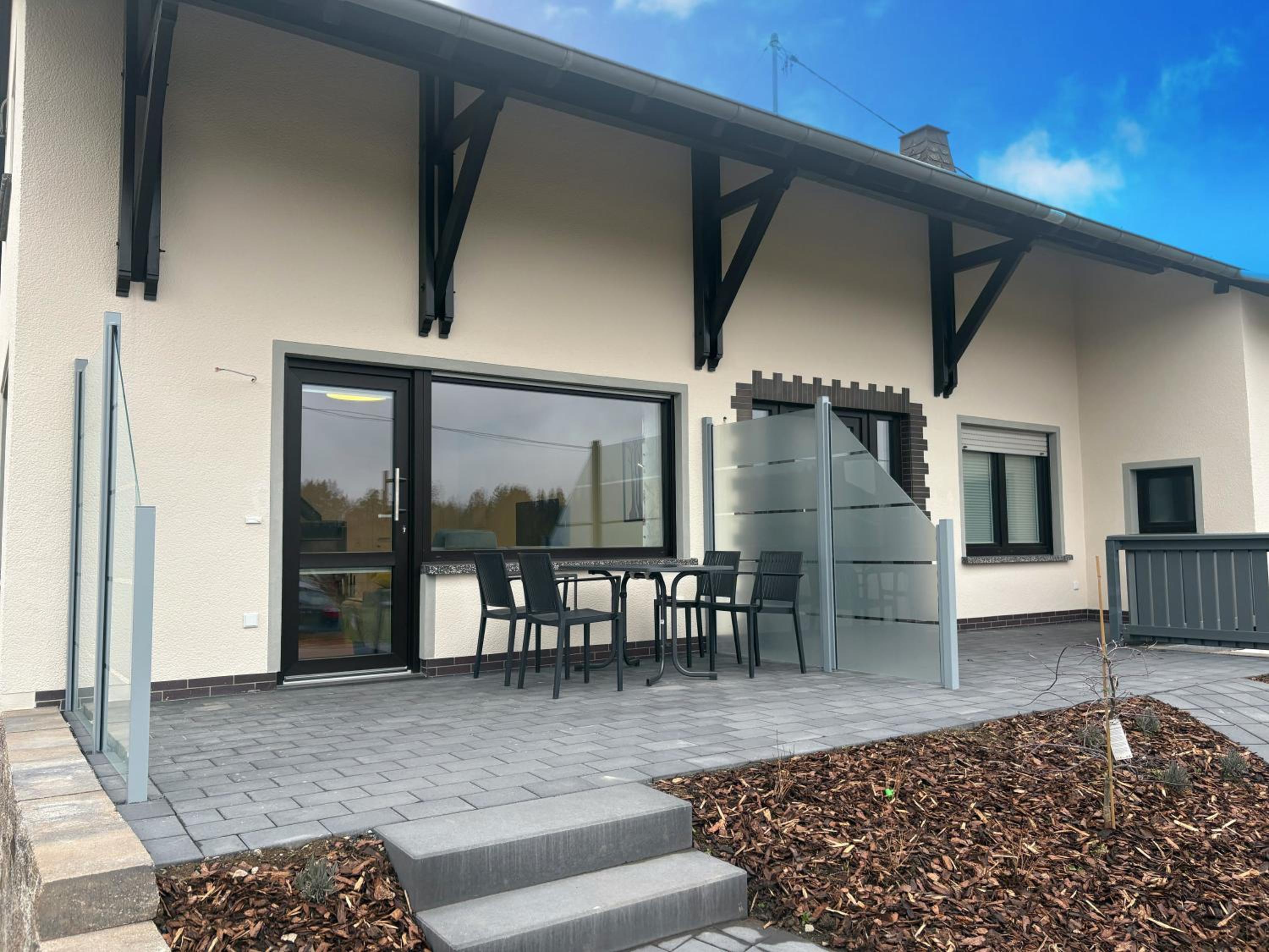 Kamin-Apartment Bodanum mit eigener Terrasse - naturnahe Ortsrandlage - VDSL - 10 min zum Nürburgring
