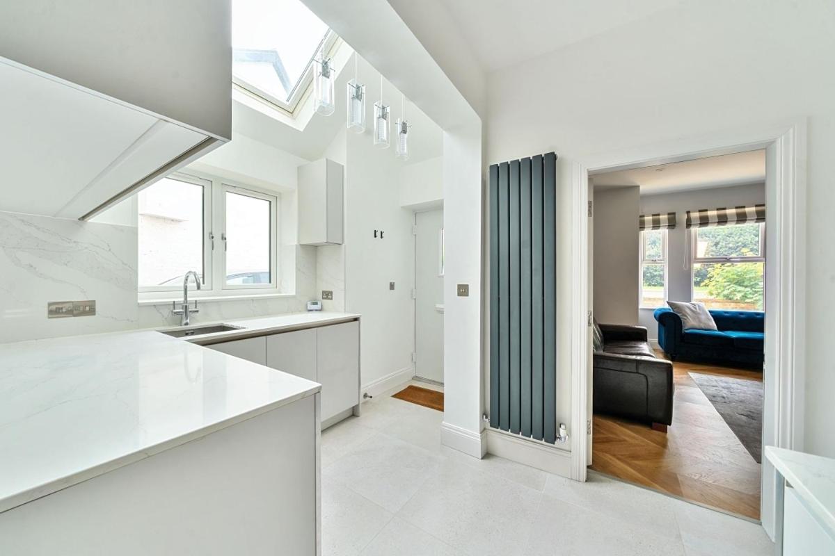 Modern 2 Bedroom Flat with Free Parking - 2 mins from Ascot Racecourse