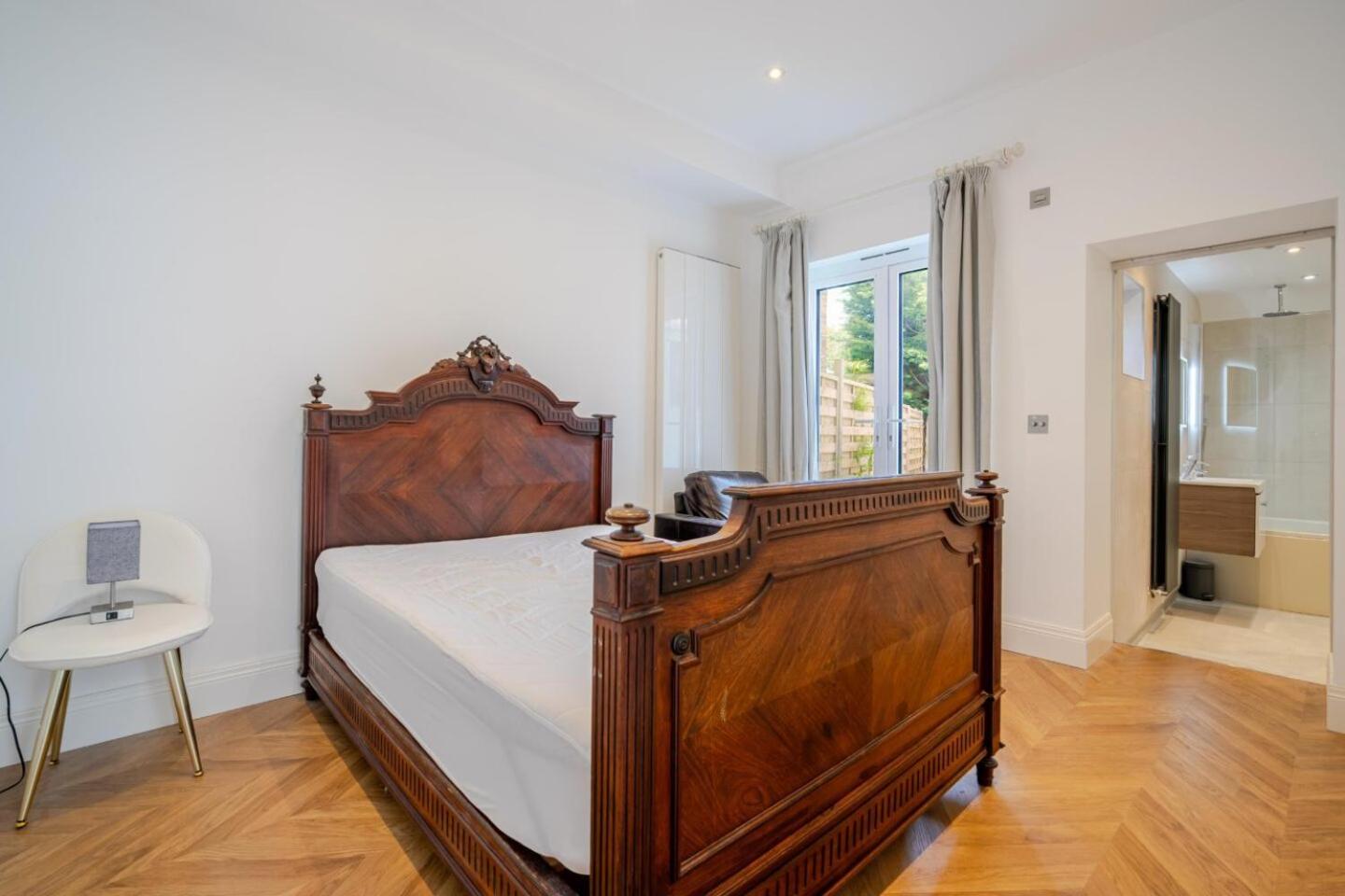Modern 2 Bedroom Flat with Free Parking - 2 mins from Ascot Racecourse