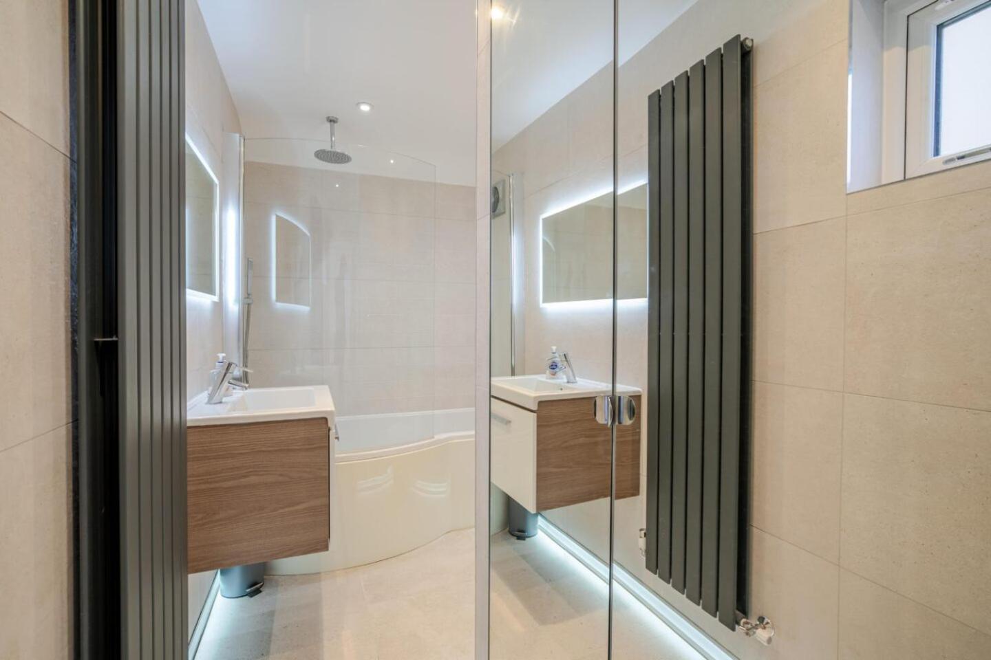 Modern 2 Bedroom Flat with Free Parking - 2 mins from Ascot Racecourse