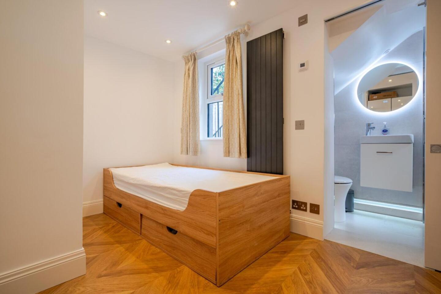 Modern 2 Bedroom Flat with Free Parking - 2 mins from Ascot Racecourse