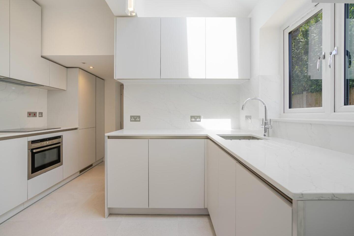 Modern 2 Bedroom Flat with Free Parking - 2 mins from Ascot Racecourse