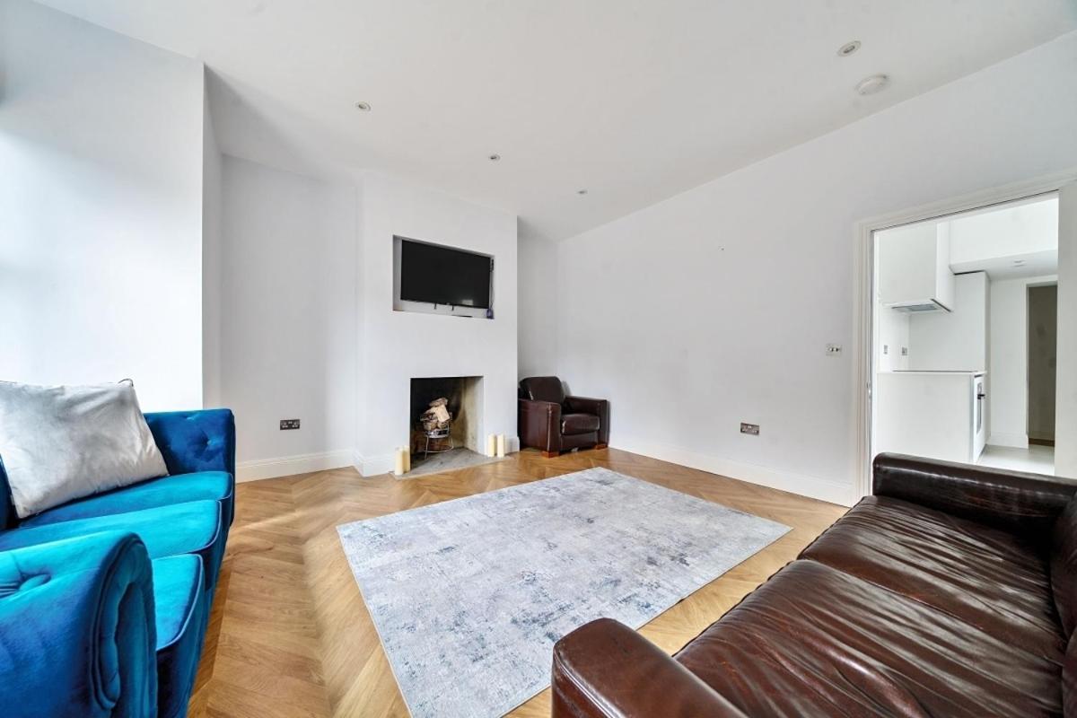 Modern 2 Bedroom Flat with Free Parking - 2 mins from Ascot Racecourse