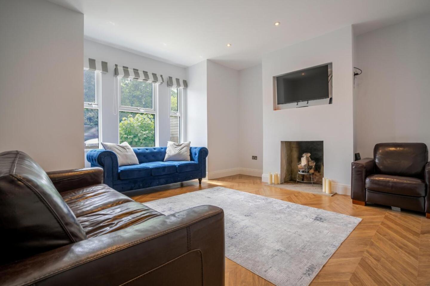 Modern 2 Bedroom Flat with Free Parking - 2 mins from Ascot Racecourse