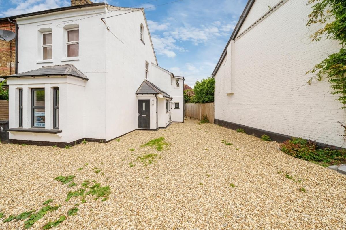Modern 2 Bedroom Flat with Free Parking - 2 mins from Ascot Racecourse