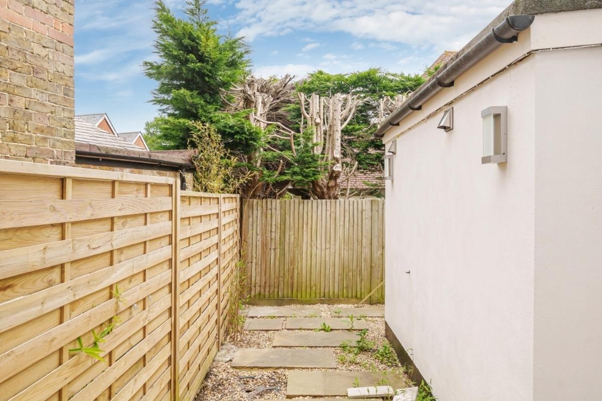 Modern 2 Bedroom Flat with Free Parking - 2 mins from Ascot Racecourse