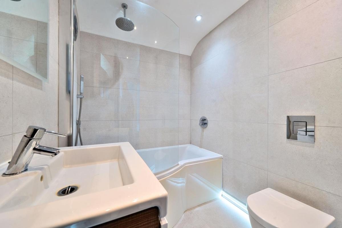 Modern 2 Bedroom Flat with Free Parking - 2 mins from Ascot Racecourse