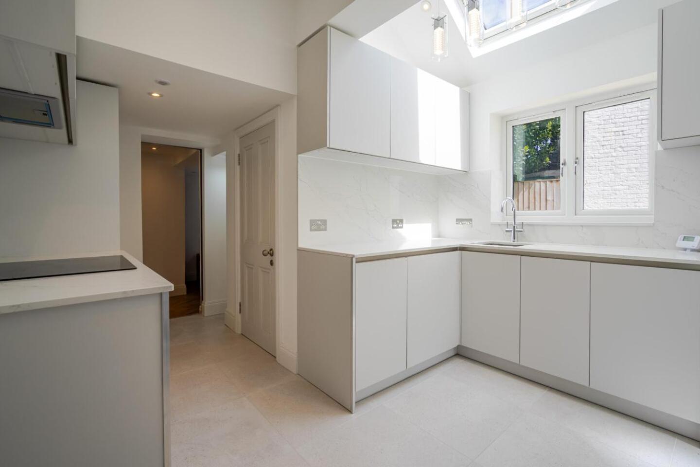 Modern 2 Bedroom Flat with Free Parking - 2 mins from Ascot Racecourse