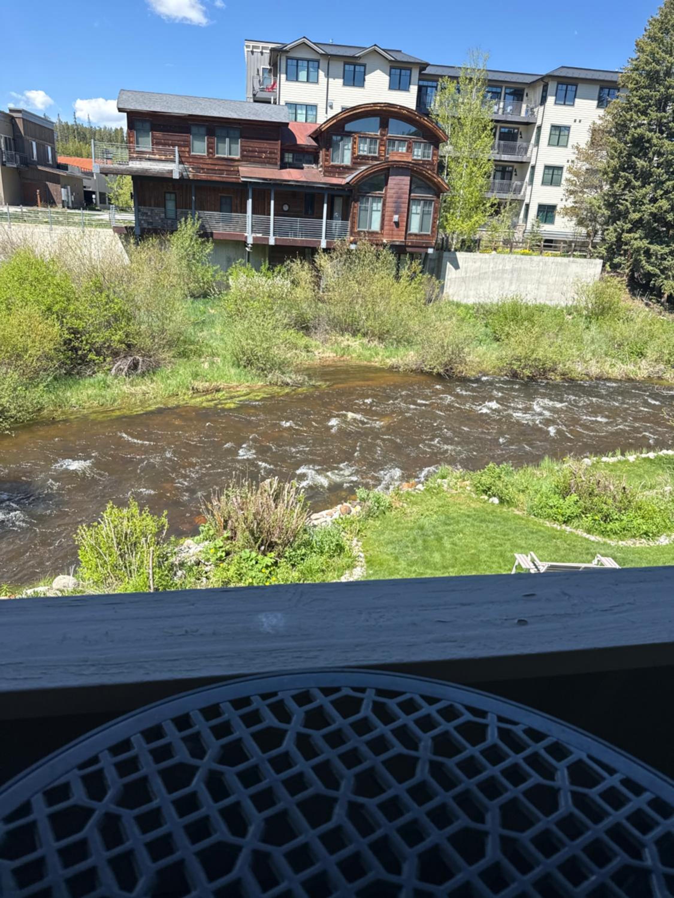 Riverfront Retreat Just 7 Minutes from the Resort, with a Hot Tub and Pool walk to downtown