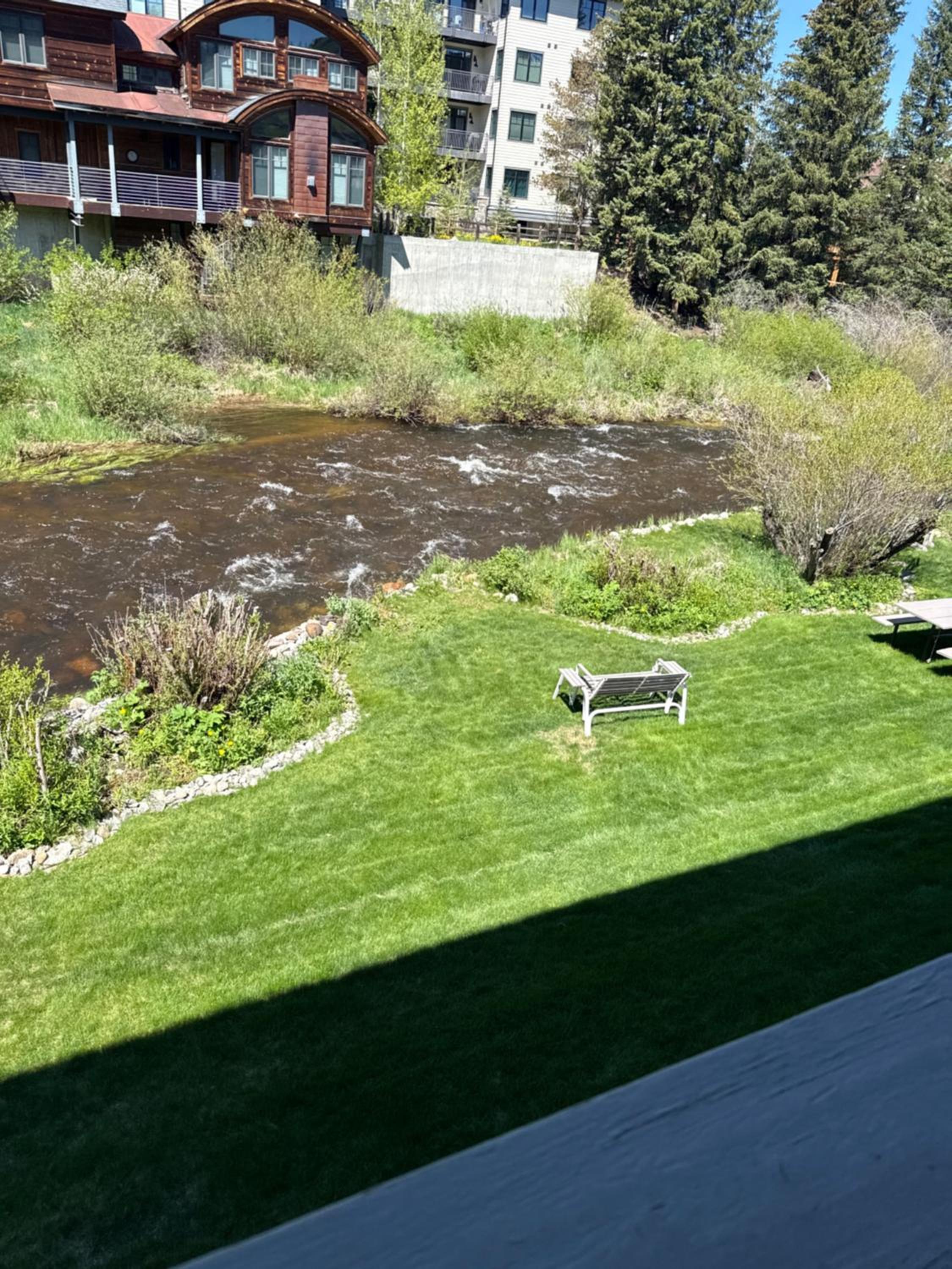 Riverfront Retreat Just 7 Minutes from the Resort, with a Hot Tub and Pool walk to downtown