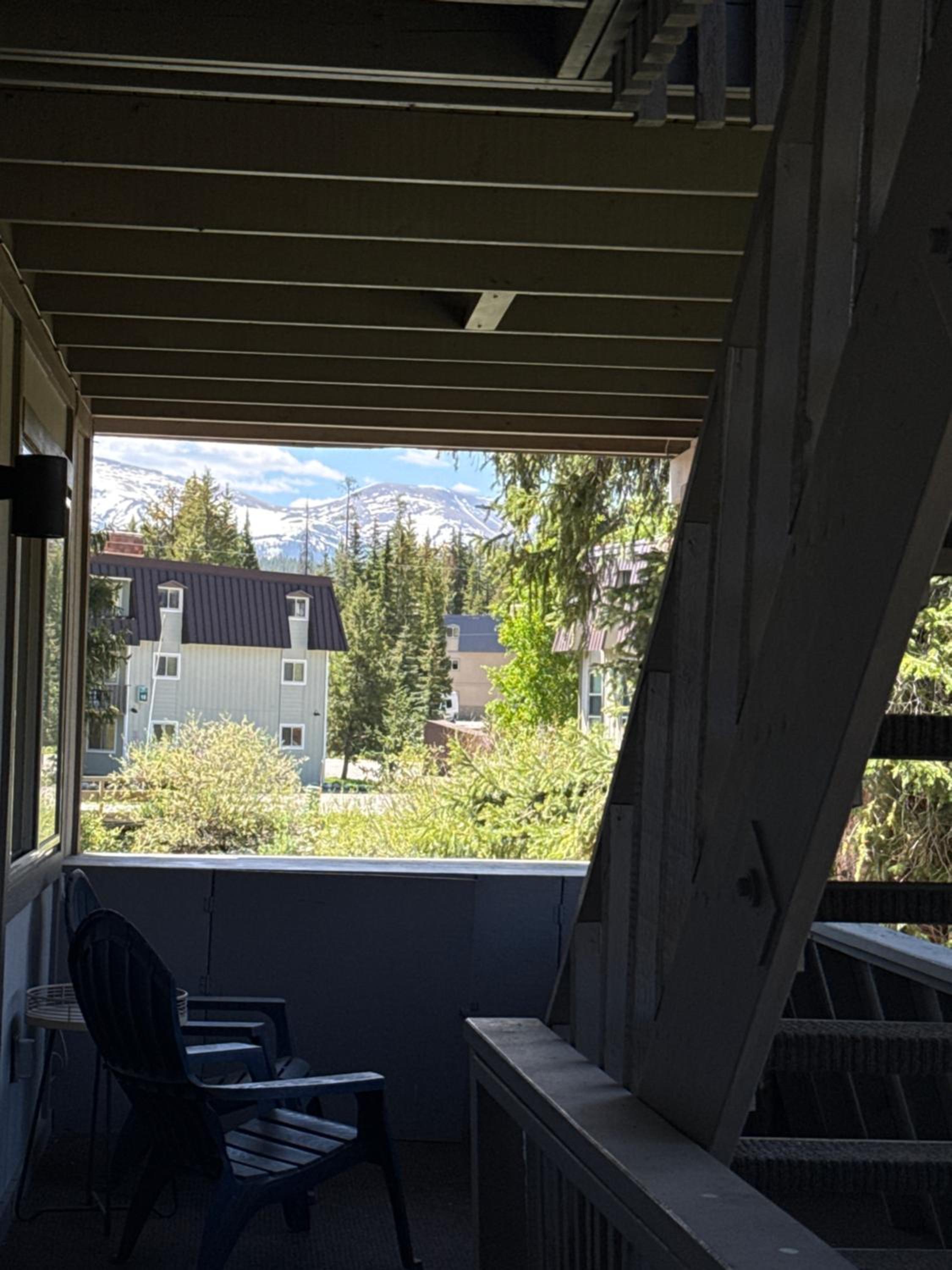 Riverfront Retreat Just 7 Minutes from the Resort, with a Hot Tub and Pool walk to downtown