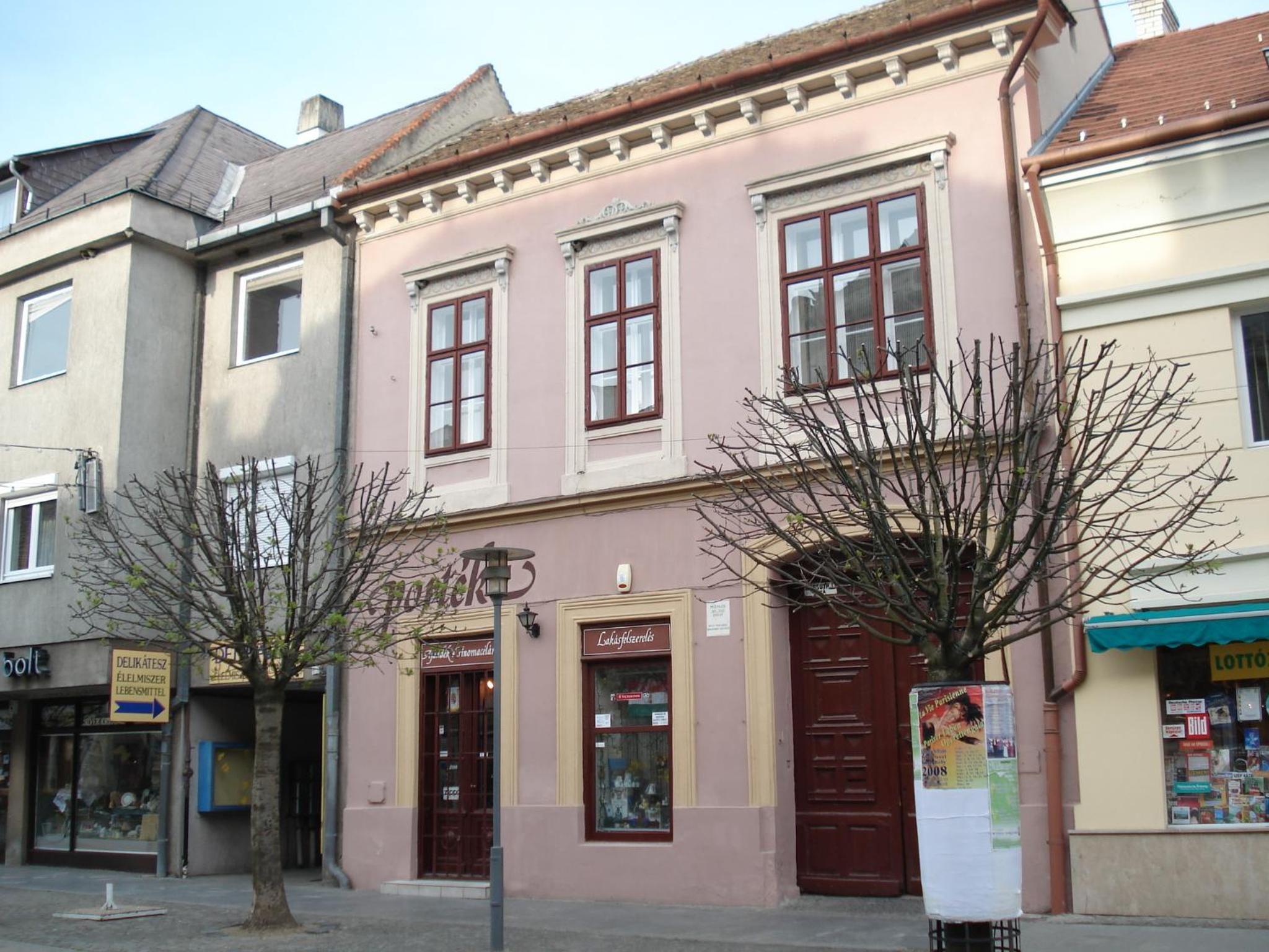 City apartman with piano