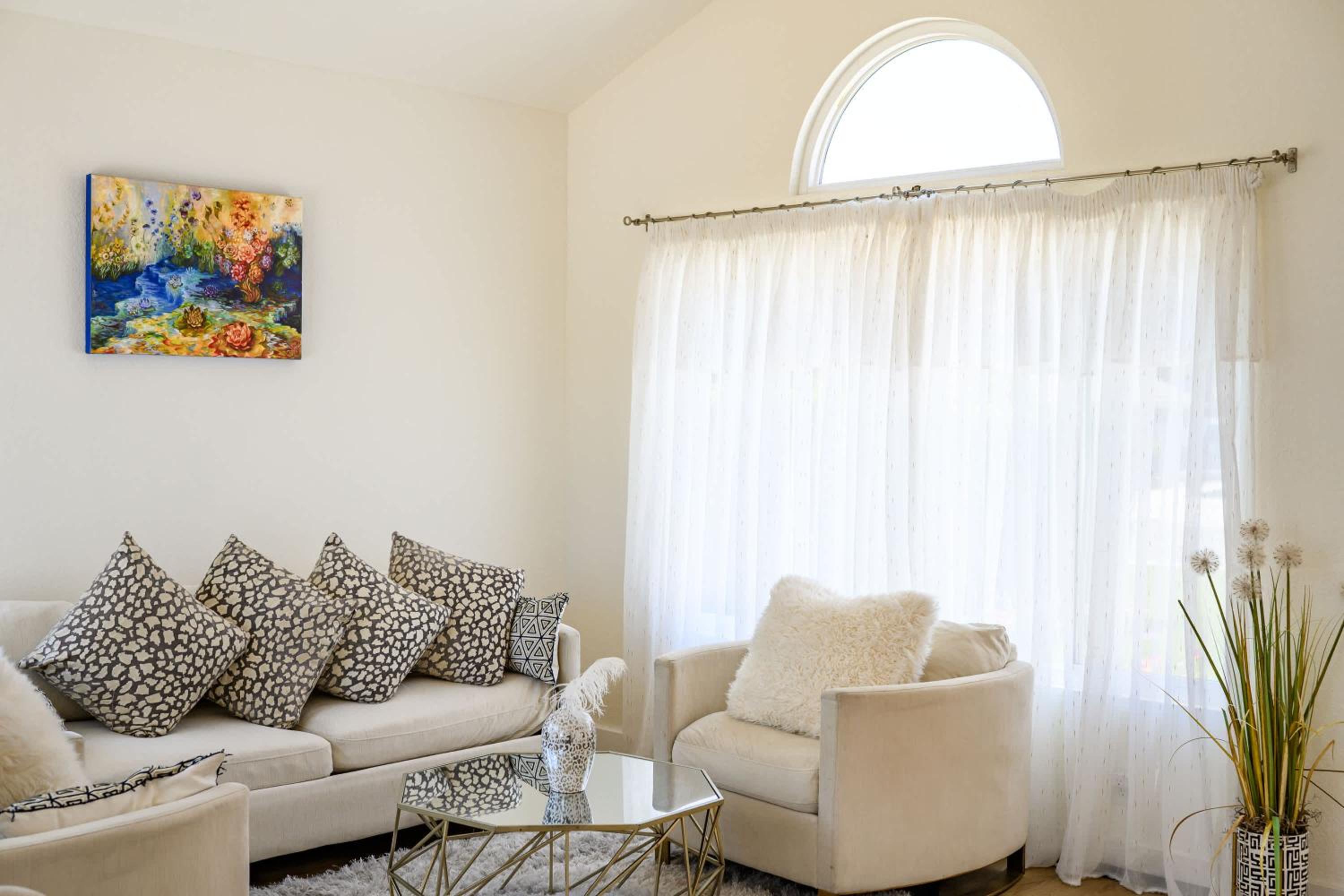Luxe Spacious Home Near Parks Fully Equipped