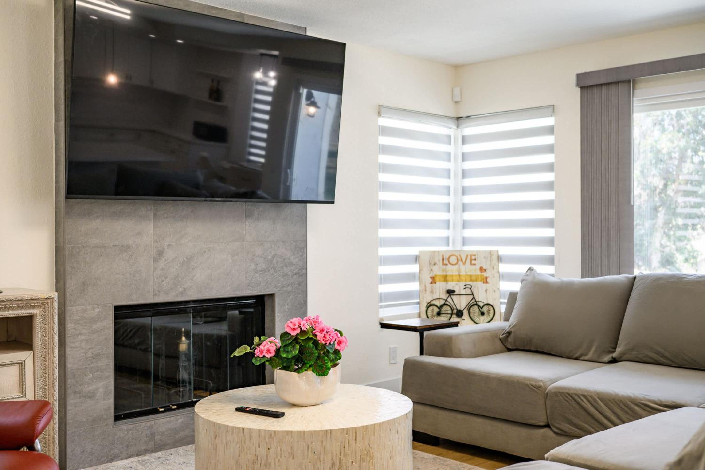 Luxe Spacious Home Near Parks Fully Equipped
