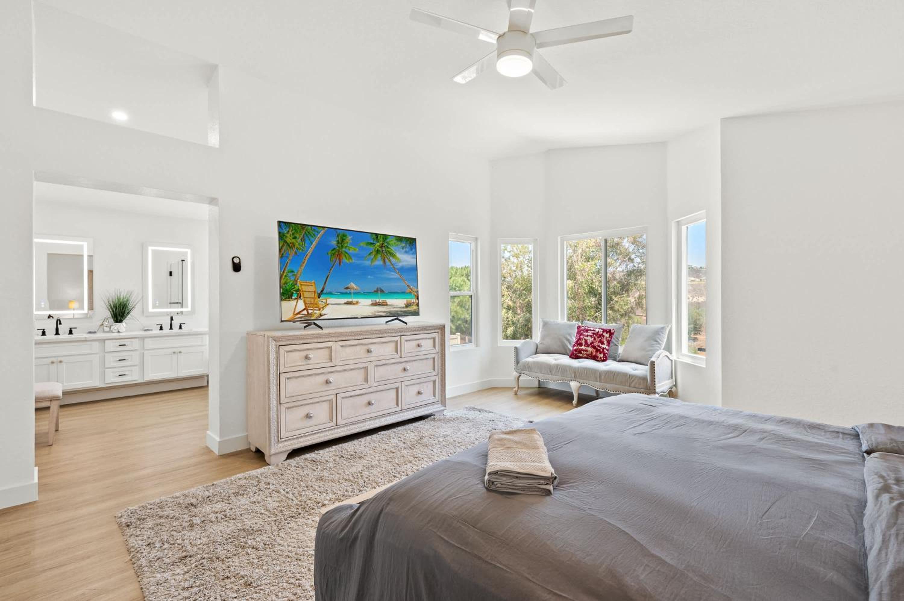 Luxe Spacious Home Near Parks Fully Equipped