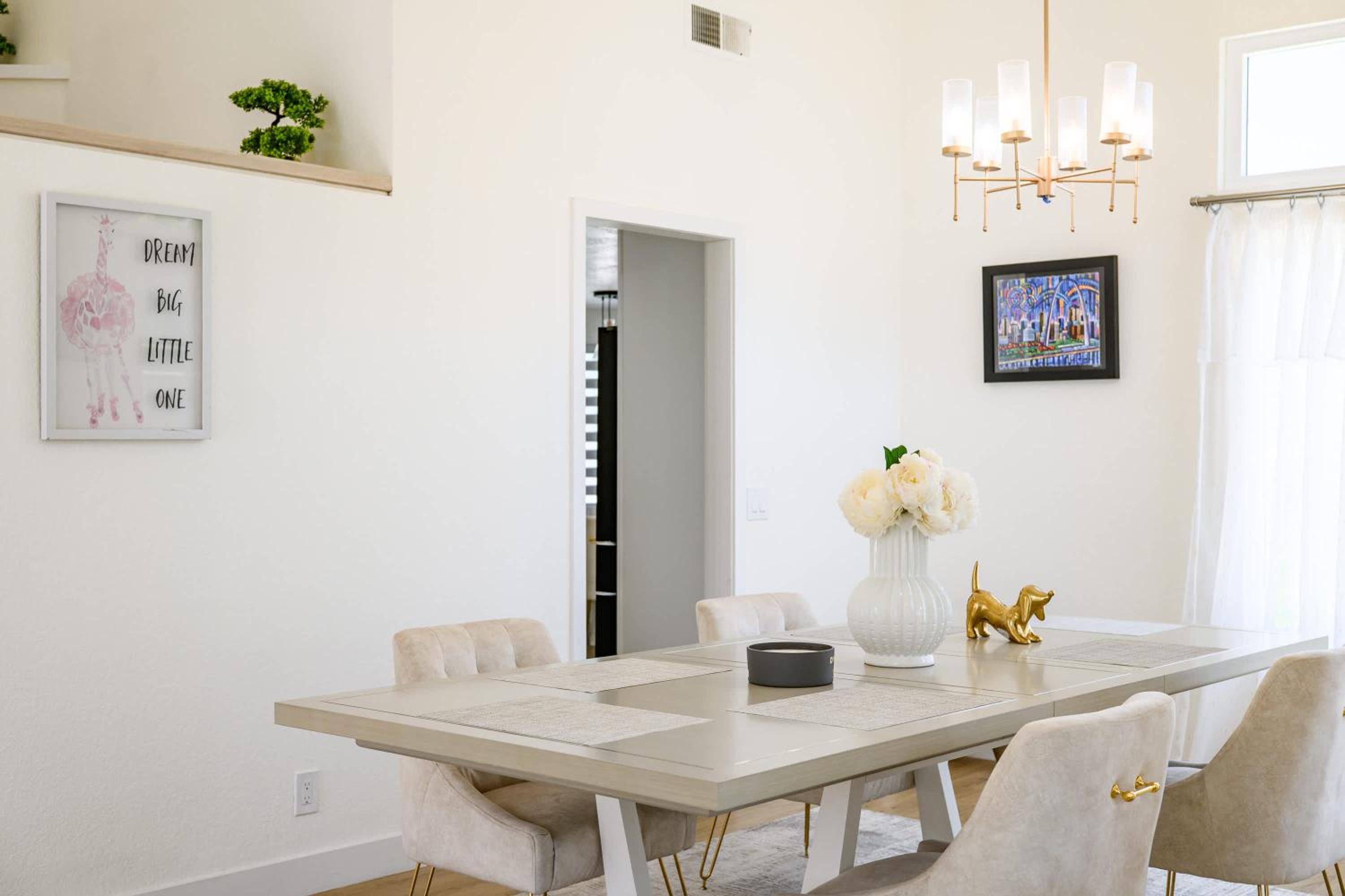 Luxe Spacious Home Near Parks Fully Equipped