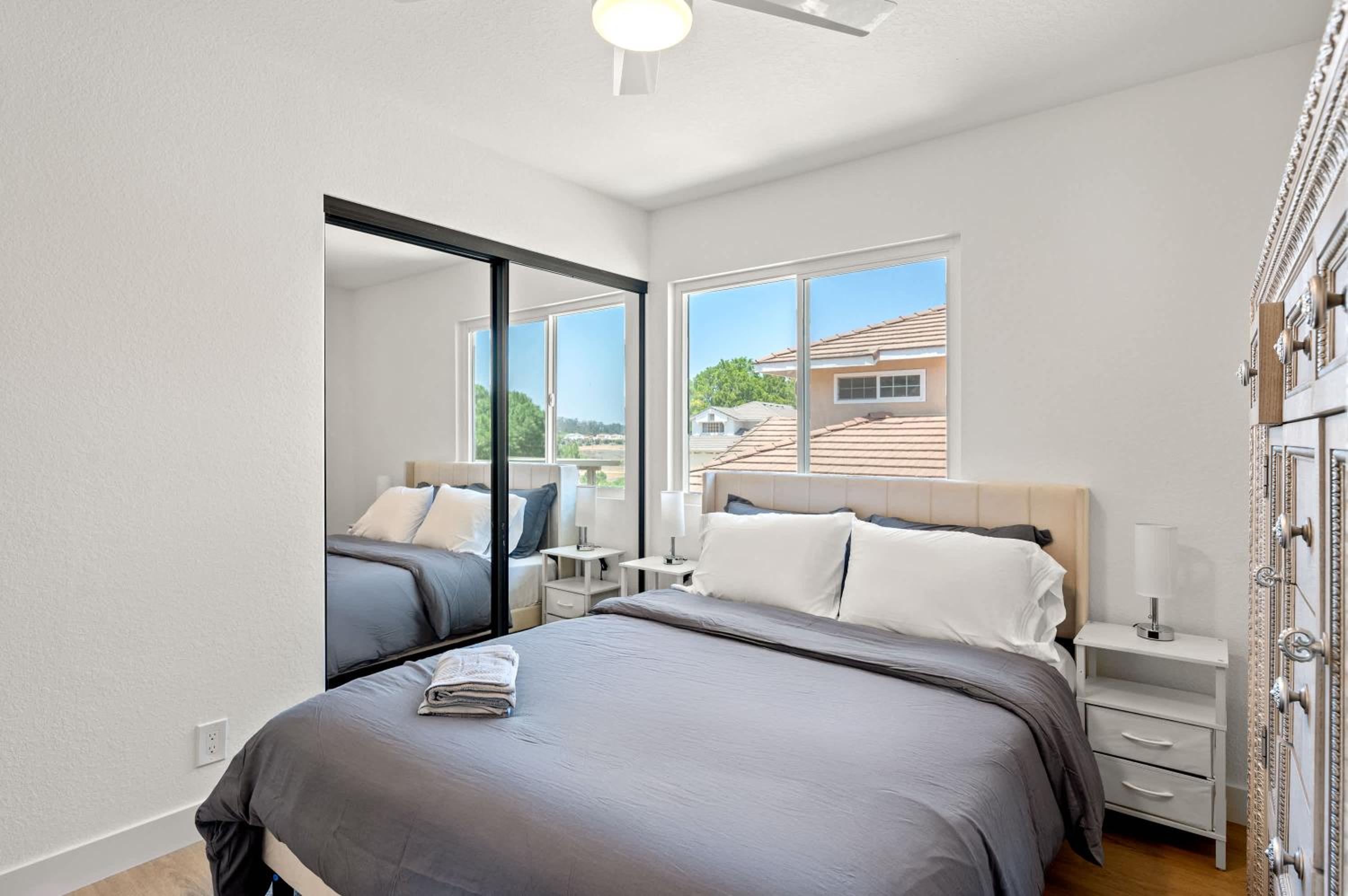 Luxe Spacious Home Near Parks Fully Equipped