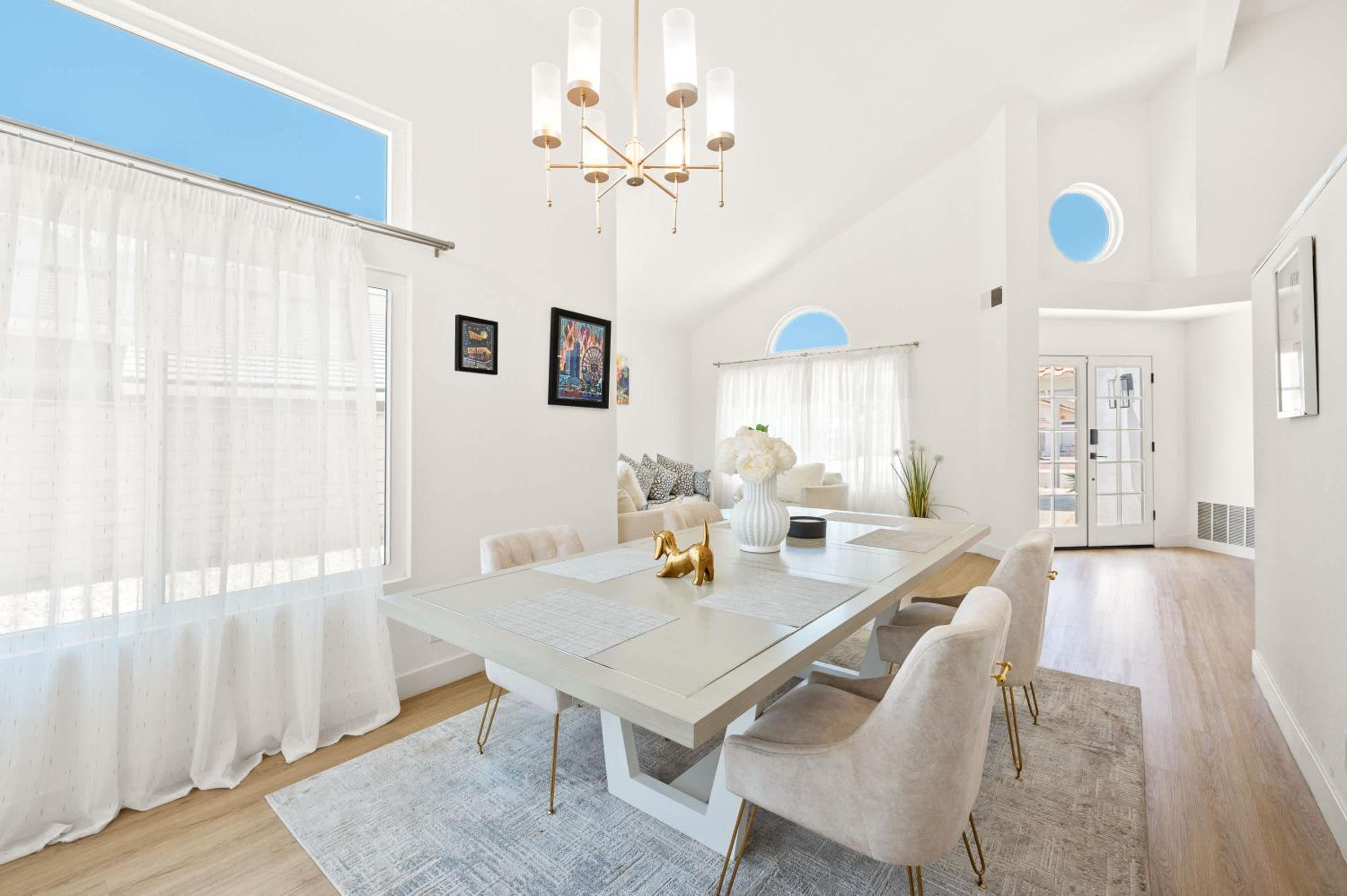 Luxe Spacious Home Near Parks Fully Equipped