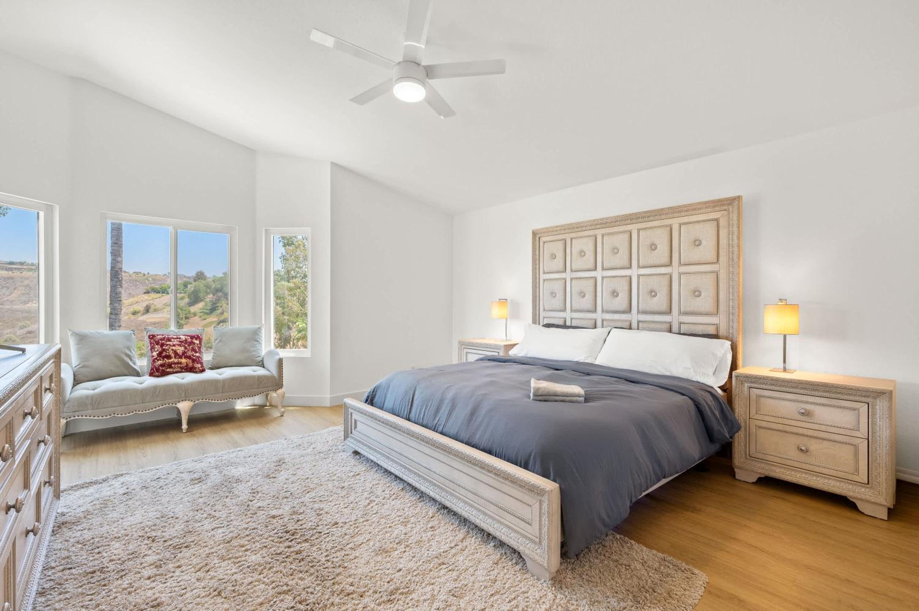 Luxe Spacious Home Near Parks Fully Equipped