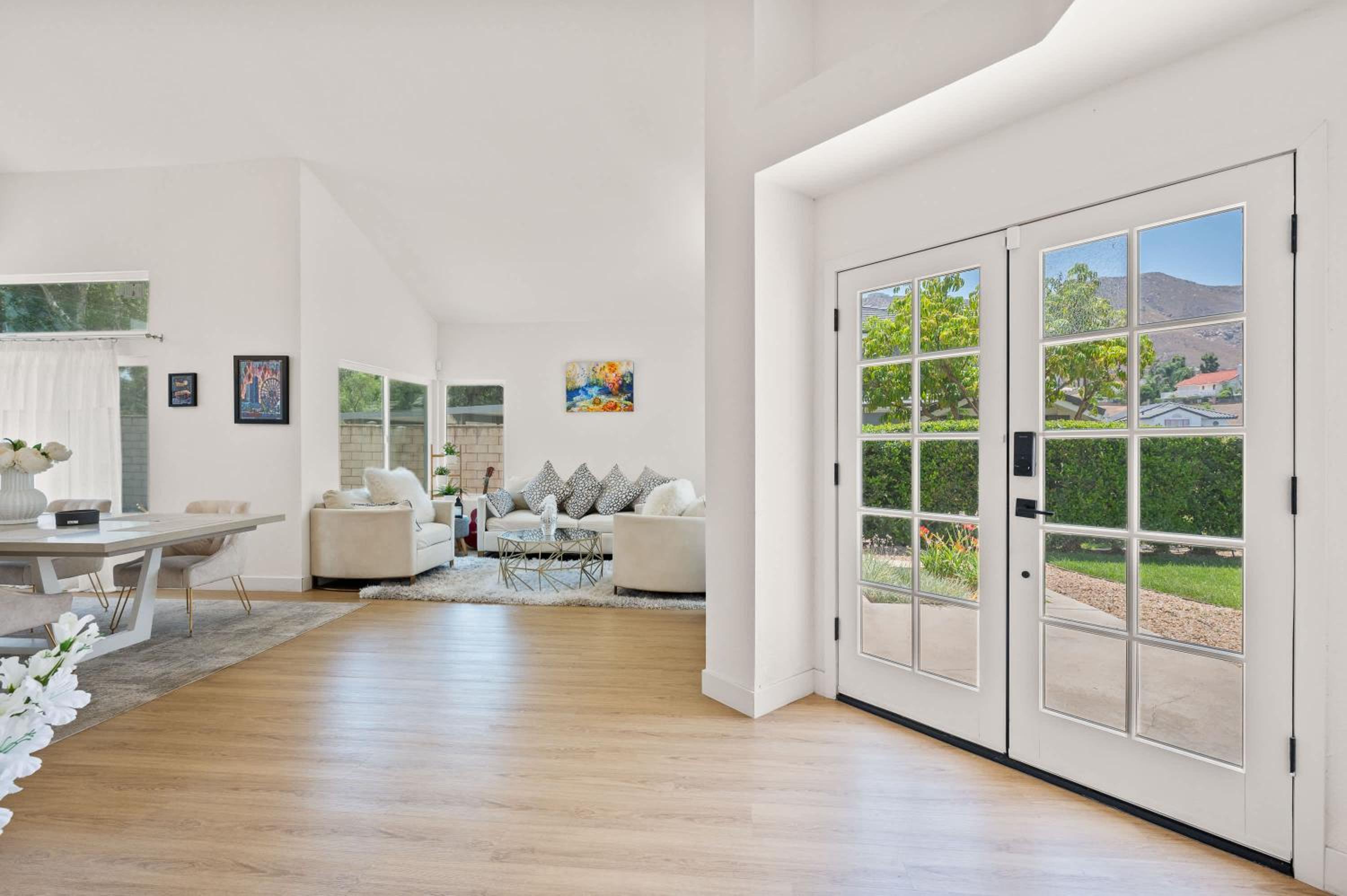 Luxe Spacious Home Near Parks Fully Equipped