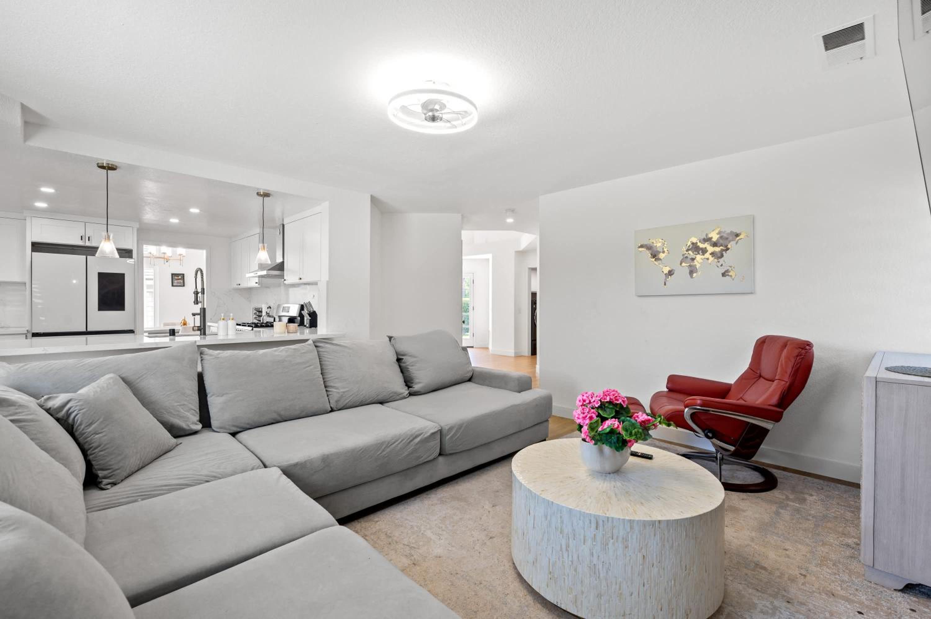 Luxe Spacious Home Near Parks Fully Equipped