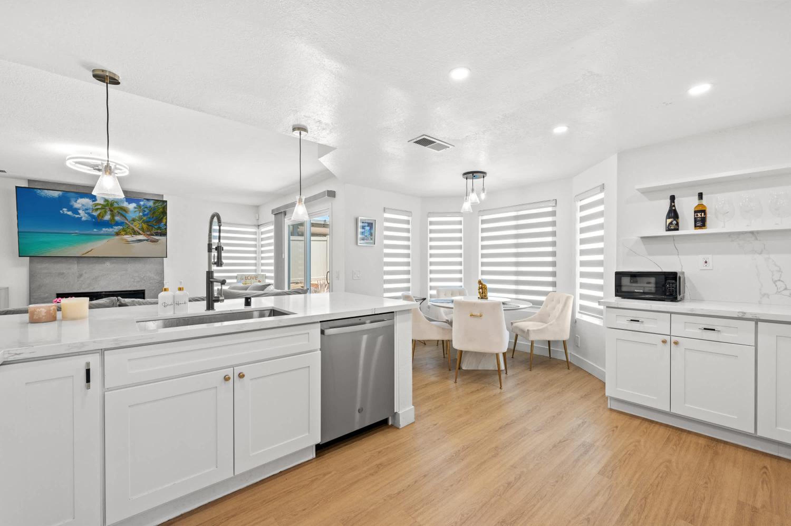 Luxe Spacious Home Near Parks Fully Equipped
