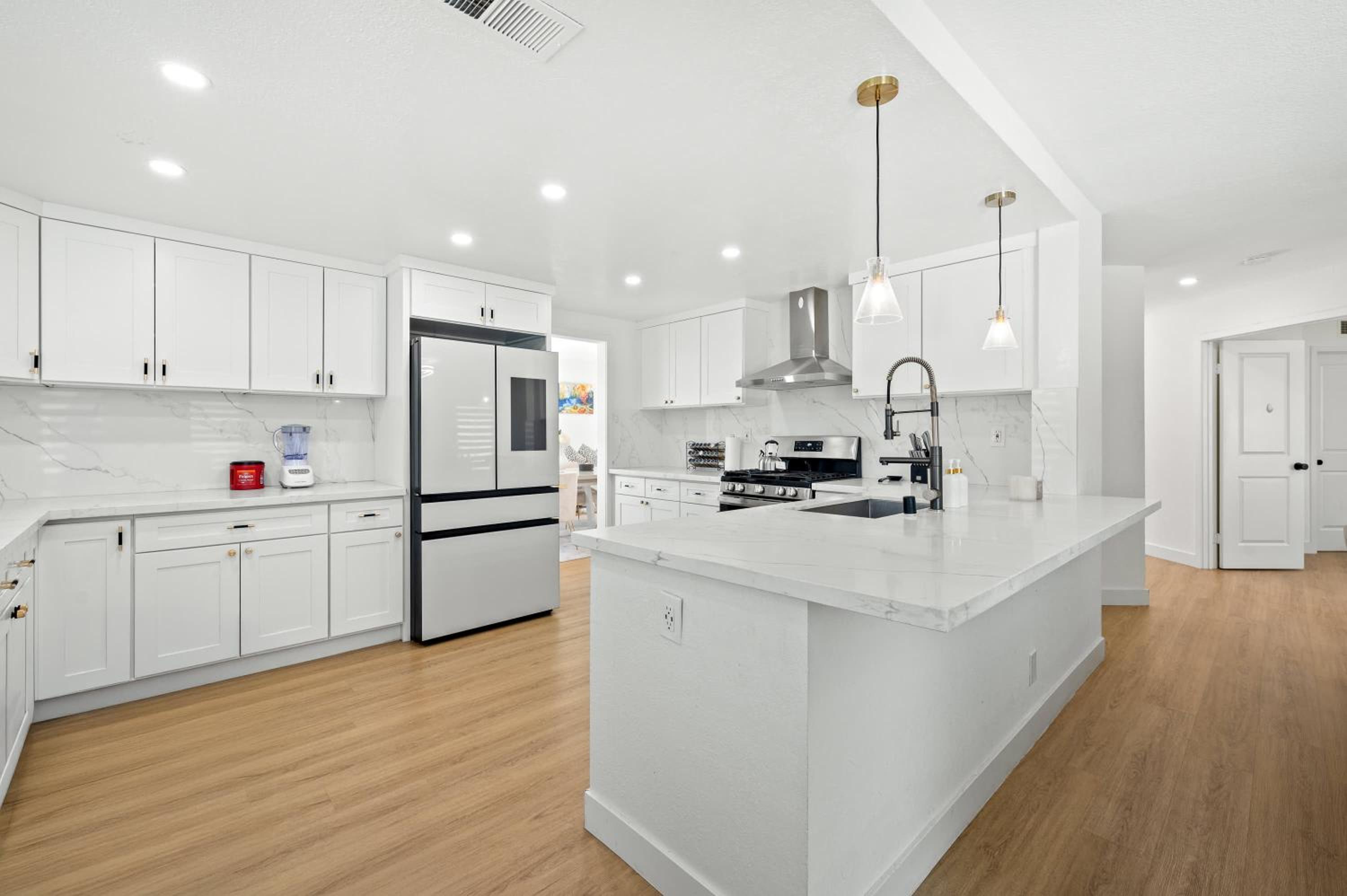 Luxe Spacious Home Near Parks Fully Equipped