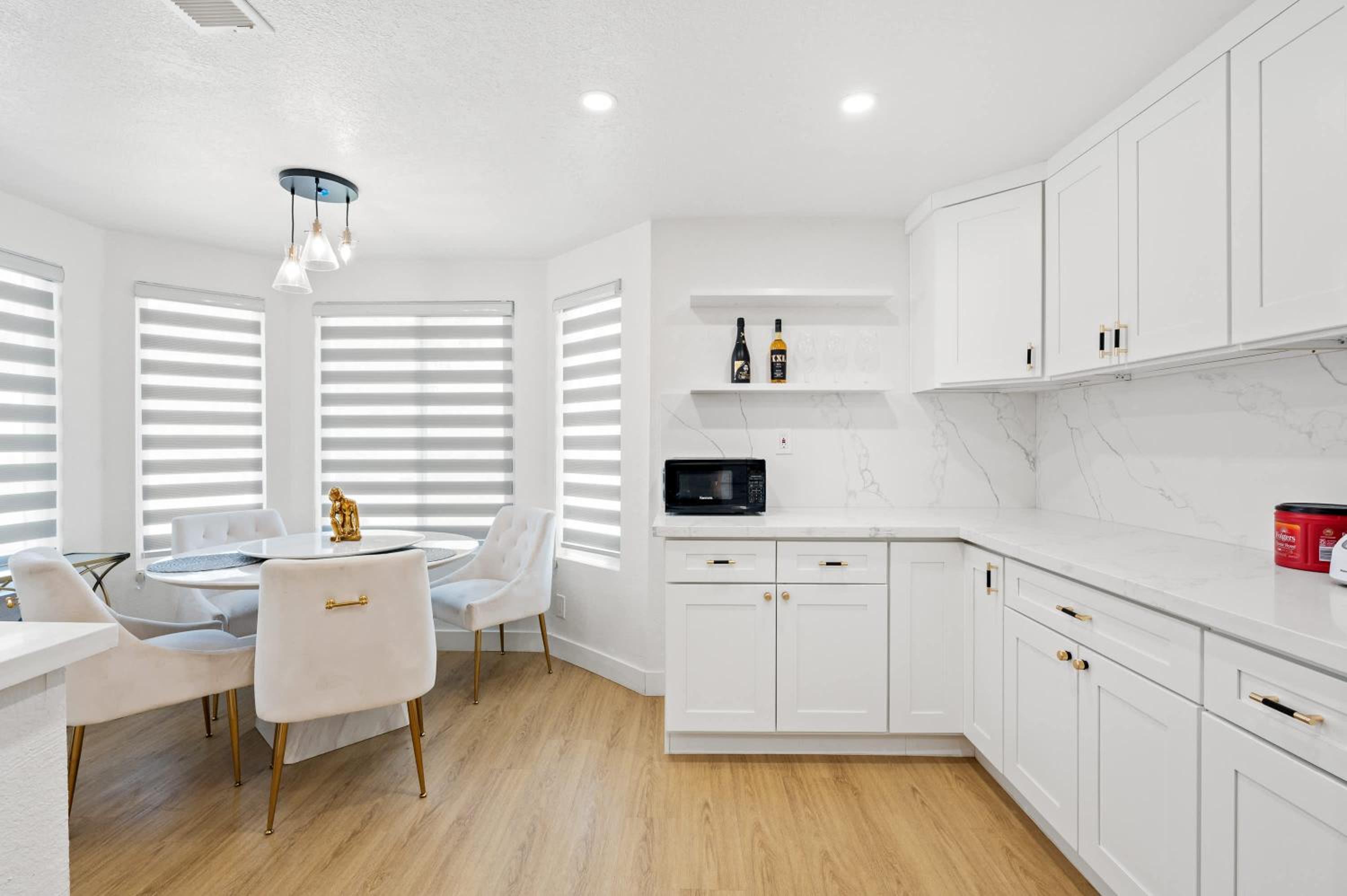 Luxe Spacious Home Near Parks Fully Equipped