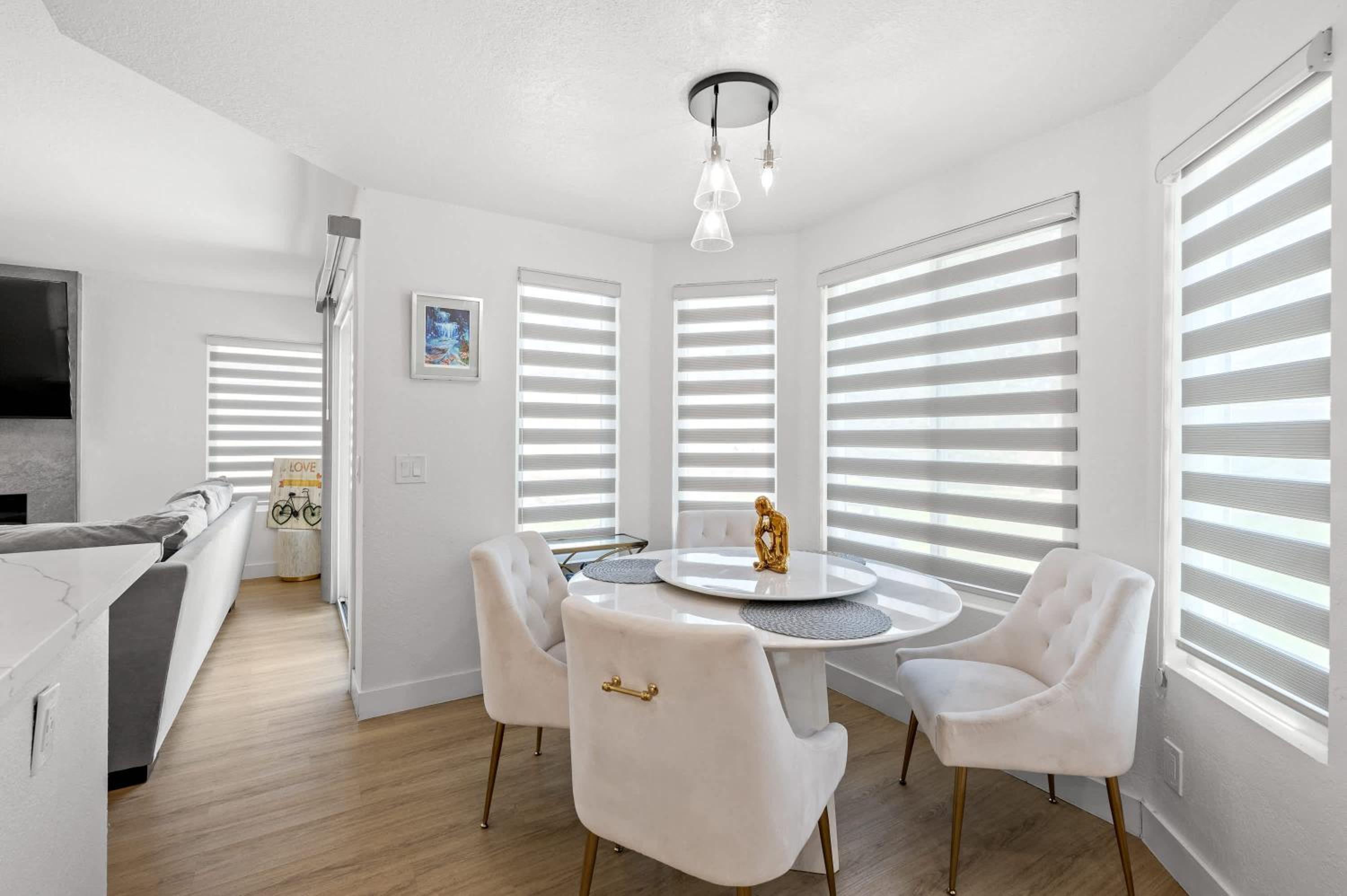 Luxe Spacious Home Near Parks Fully Equipped