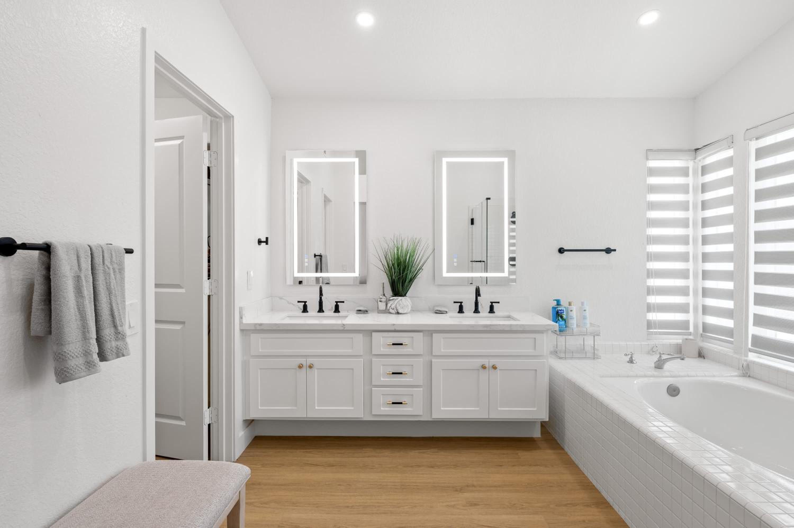 Luxe Spacious Home Near Parks Fully Equipped