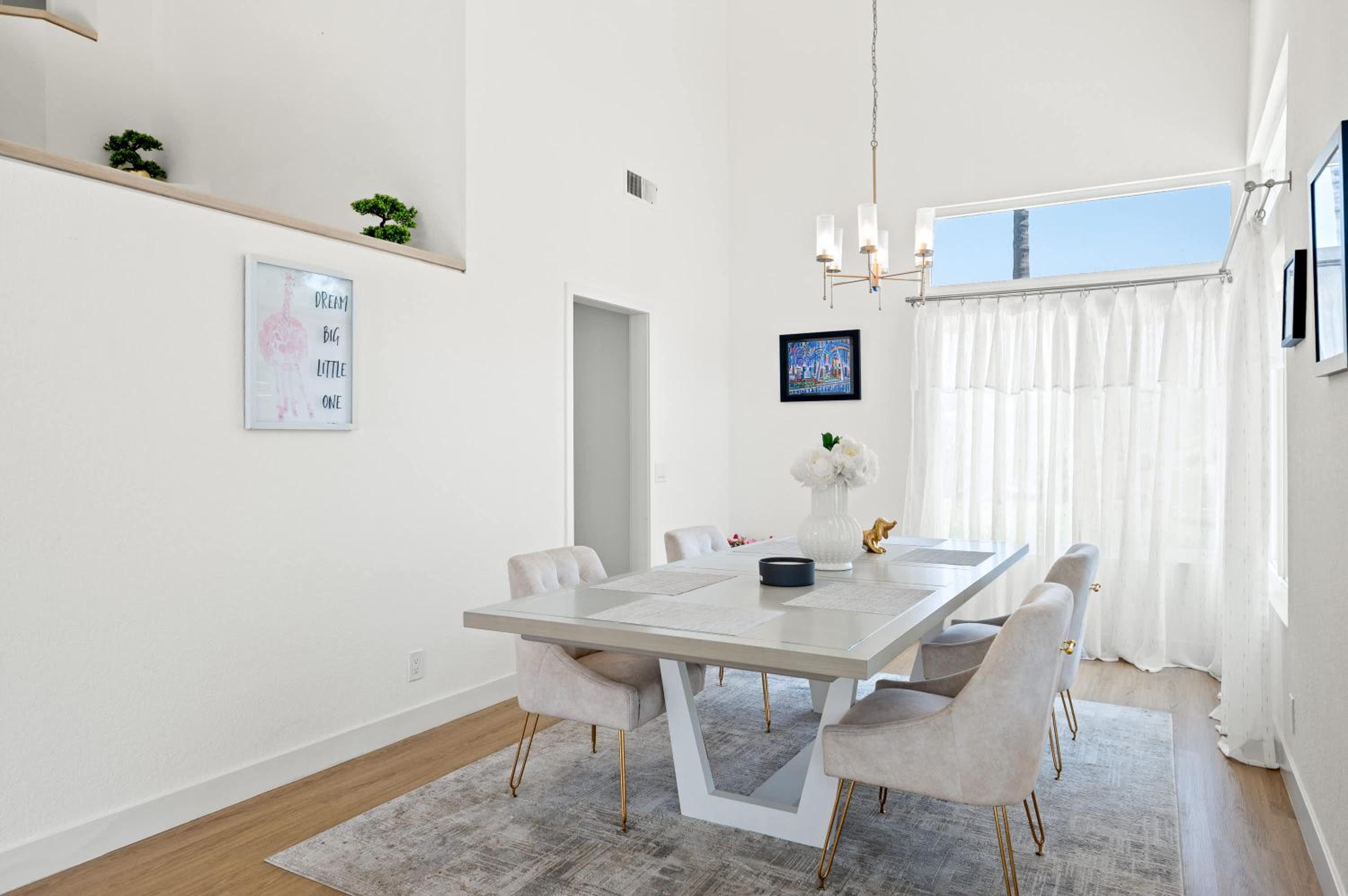 Luxe Spacious Home Near Parks Fully Equipped