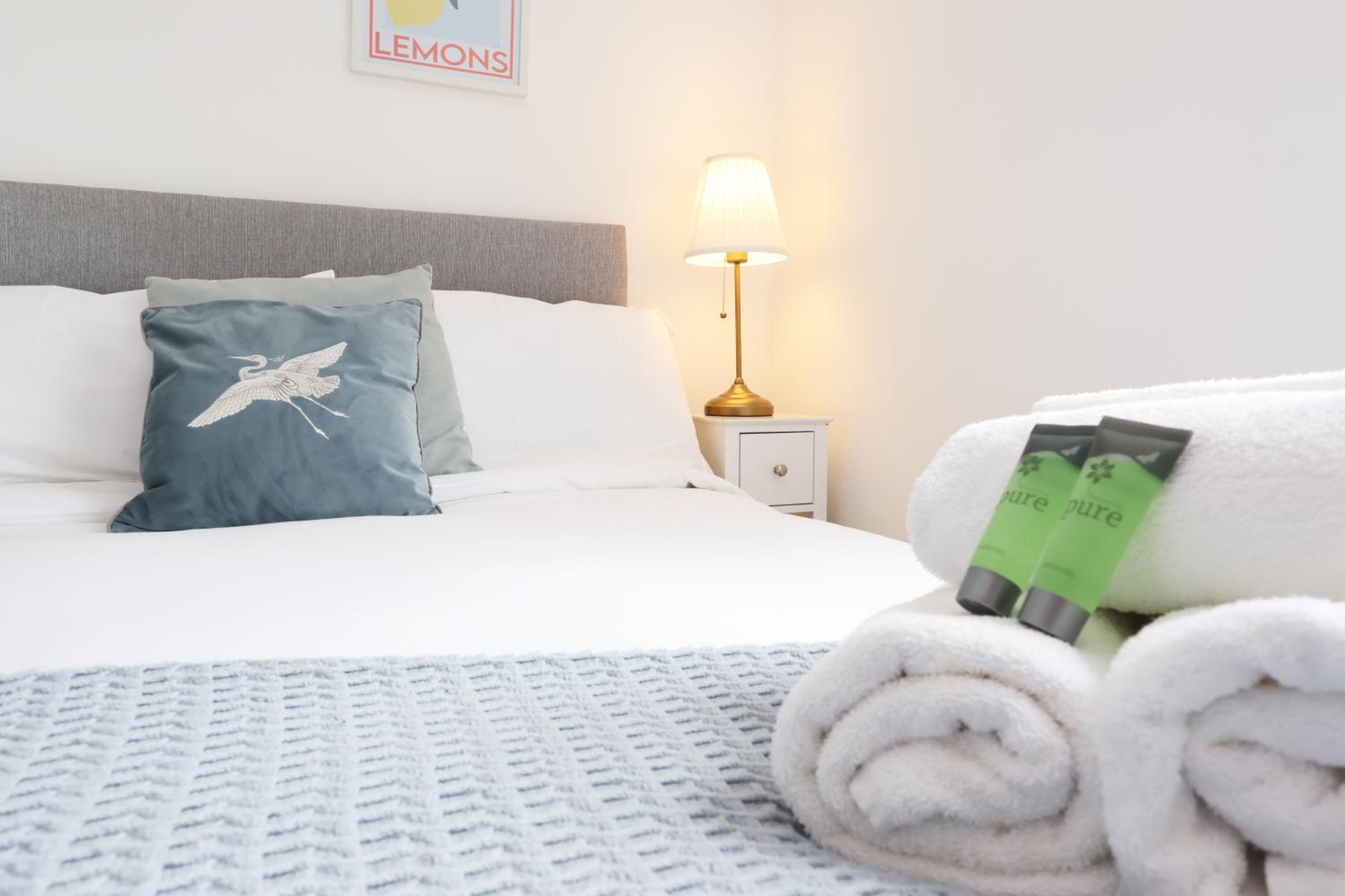 Central Cardiff 3-Bed Apartment Fibre WiFi Street Parking