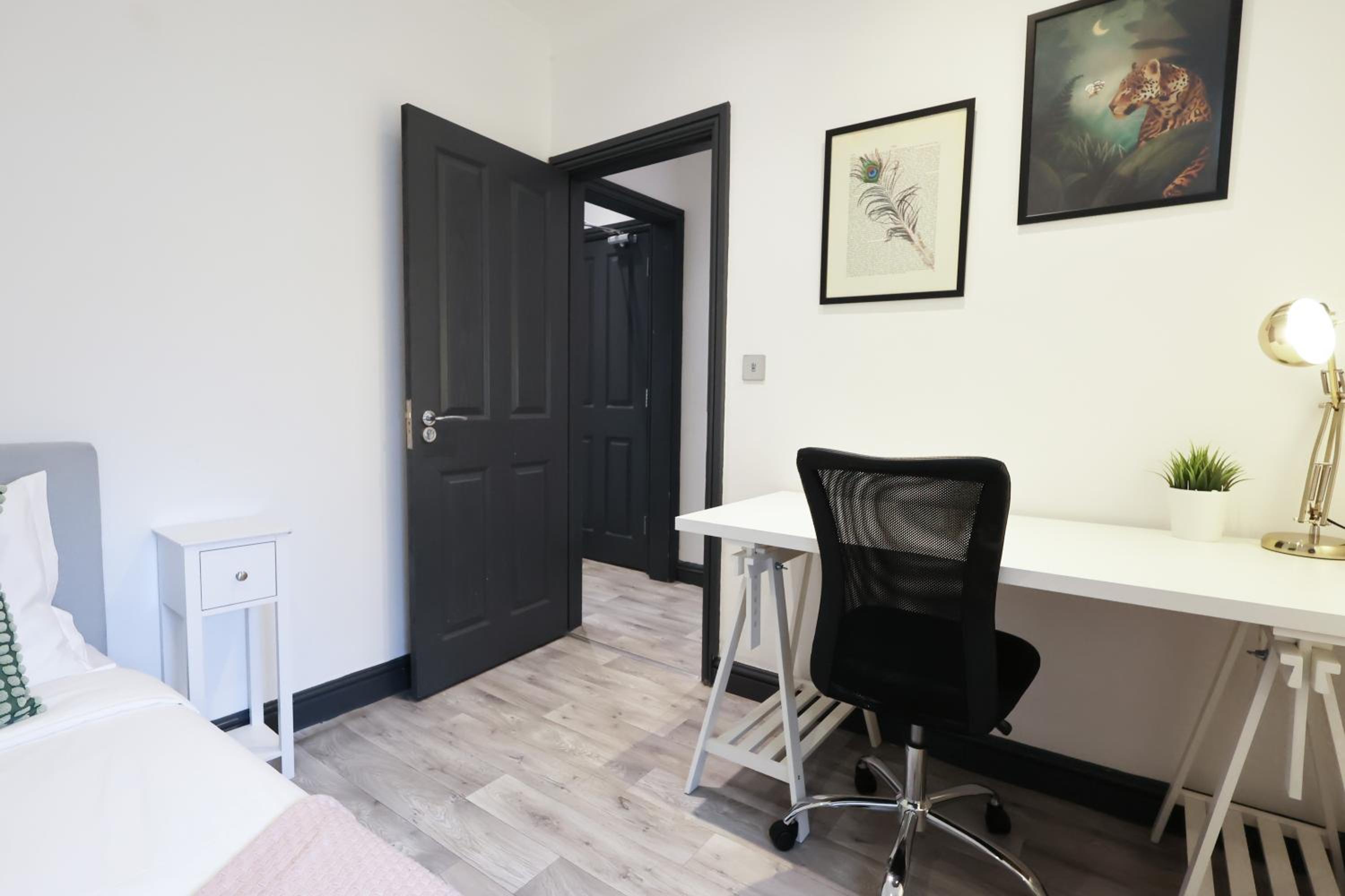 Central Cardiff 3-Bed Apartment Fibre WiFi Street Parking