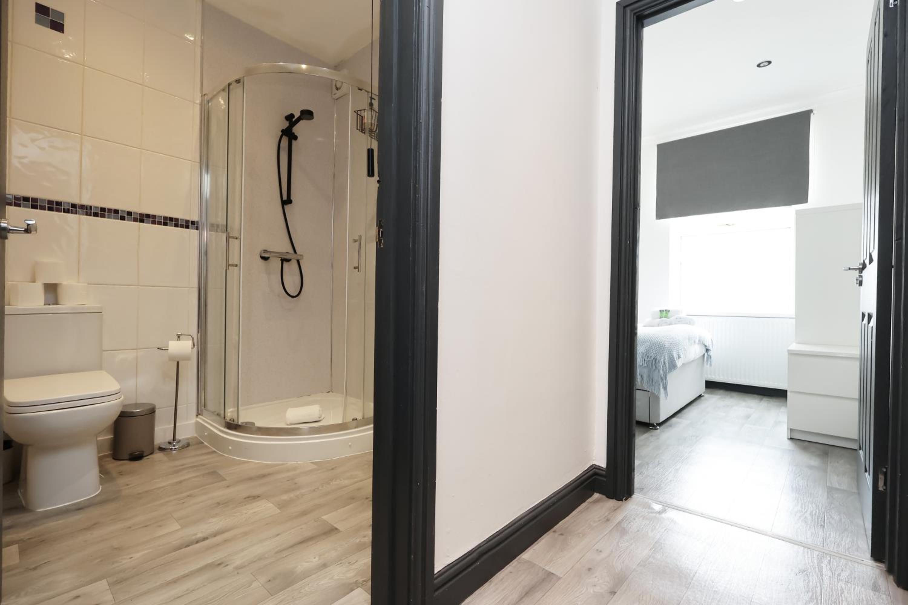 Central Cardiff 3-Bed Apartment Fibre WiFi Street Parking